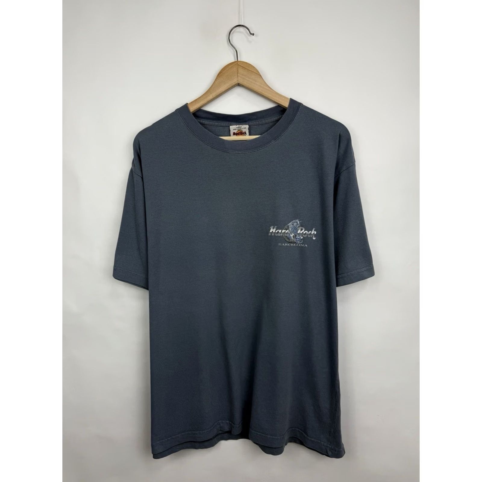 Hard Rock Cafe VINTAGE 90s Hard Rock Cafe Barcelona Spain T-Shirt Dragon Size L Mens Blue Size US L / EU 52-54 / 3 - 6 Thumbnail