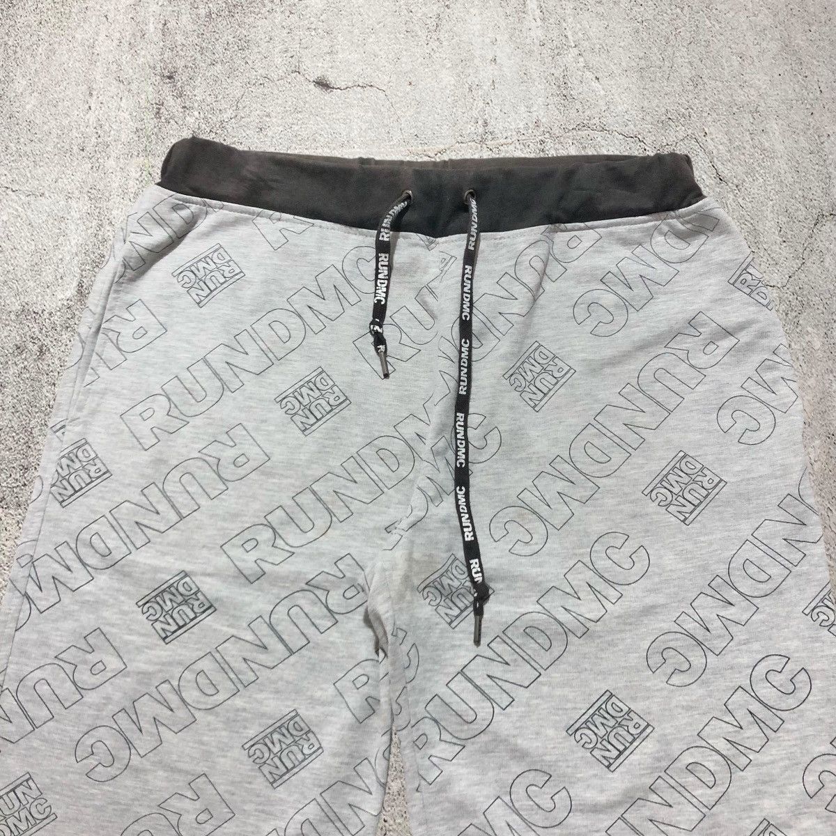 RUN DMC 2000s Run Dmc Fullprint Logo Shortpants Grey Y2k Streetwear Size US 31 - 2 Thumbnail