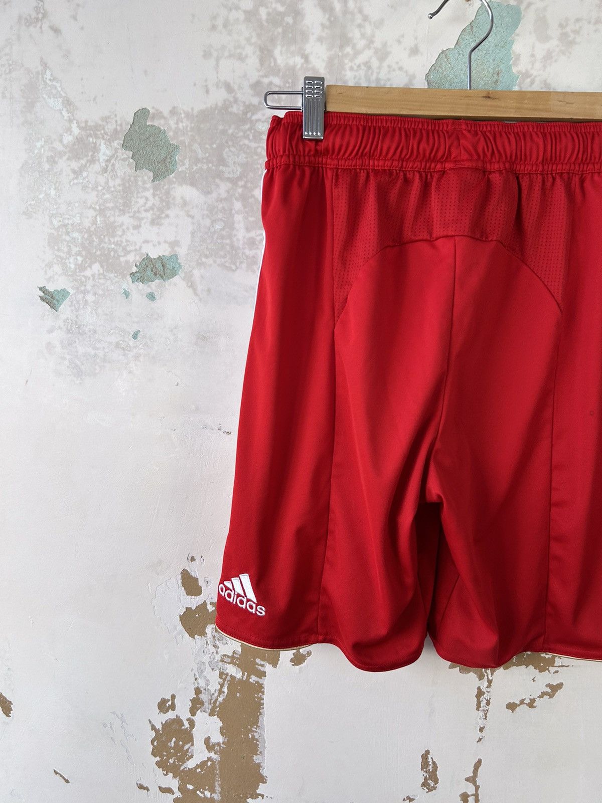 Adidas ADIDAS FC LIVERPOOL SOCCER SHORTS Size US 30 / EU 46 - 4 Thumbnail