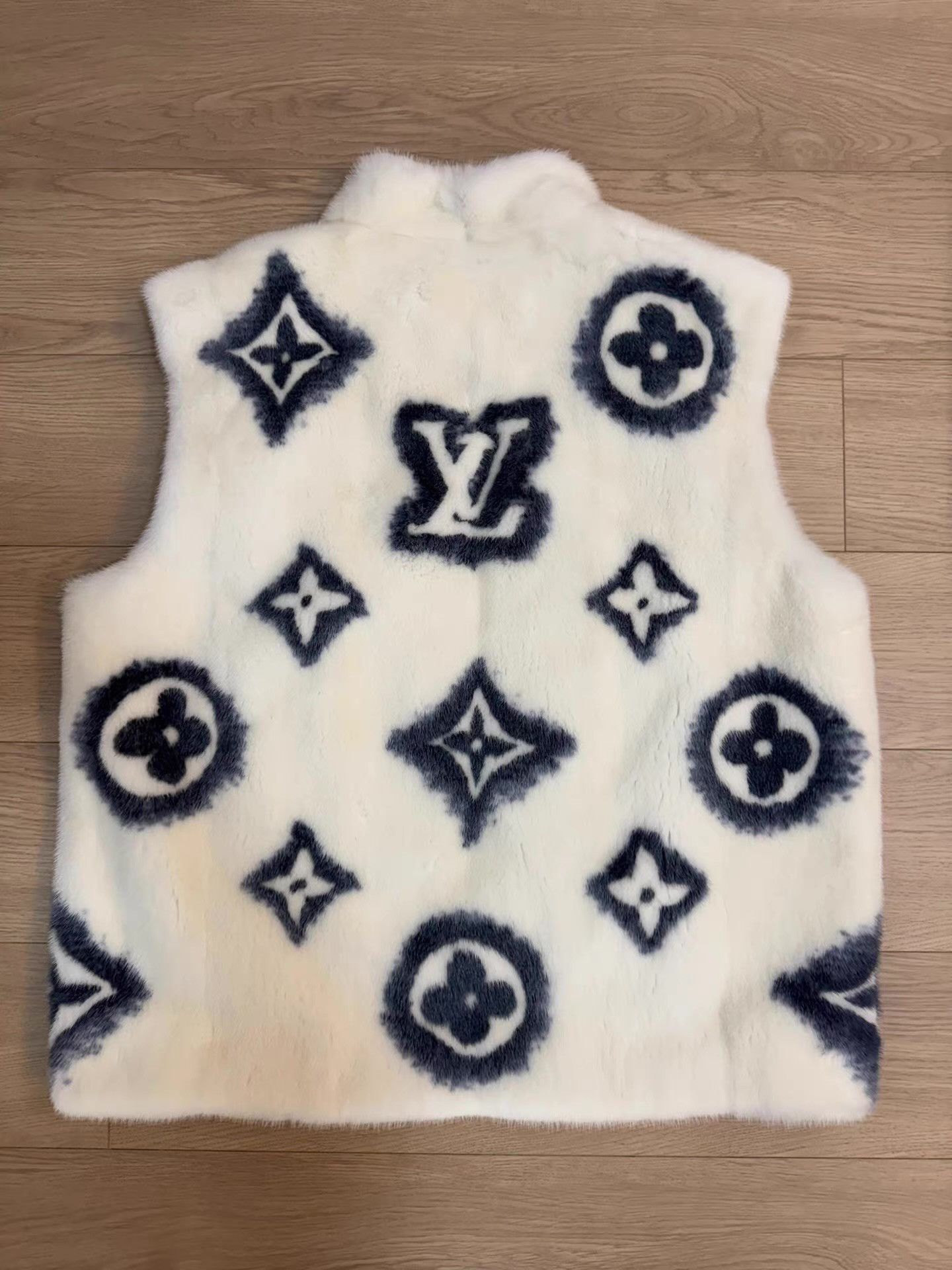 Louis Vuitton Louis Vuitton White Mink Fur Vest Q14 Size US XL / EU 56 / 4 - 4 Thumbnail