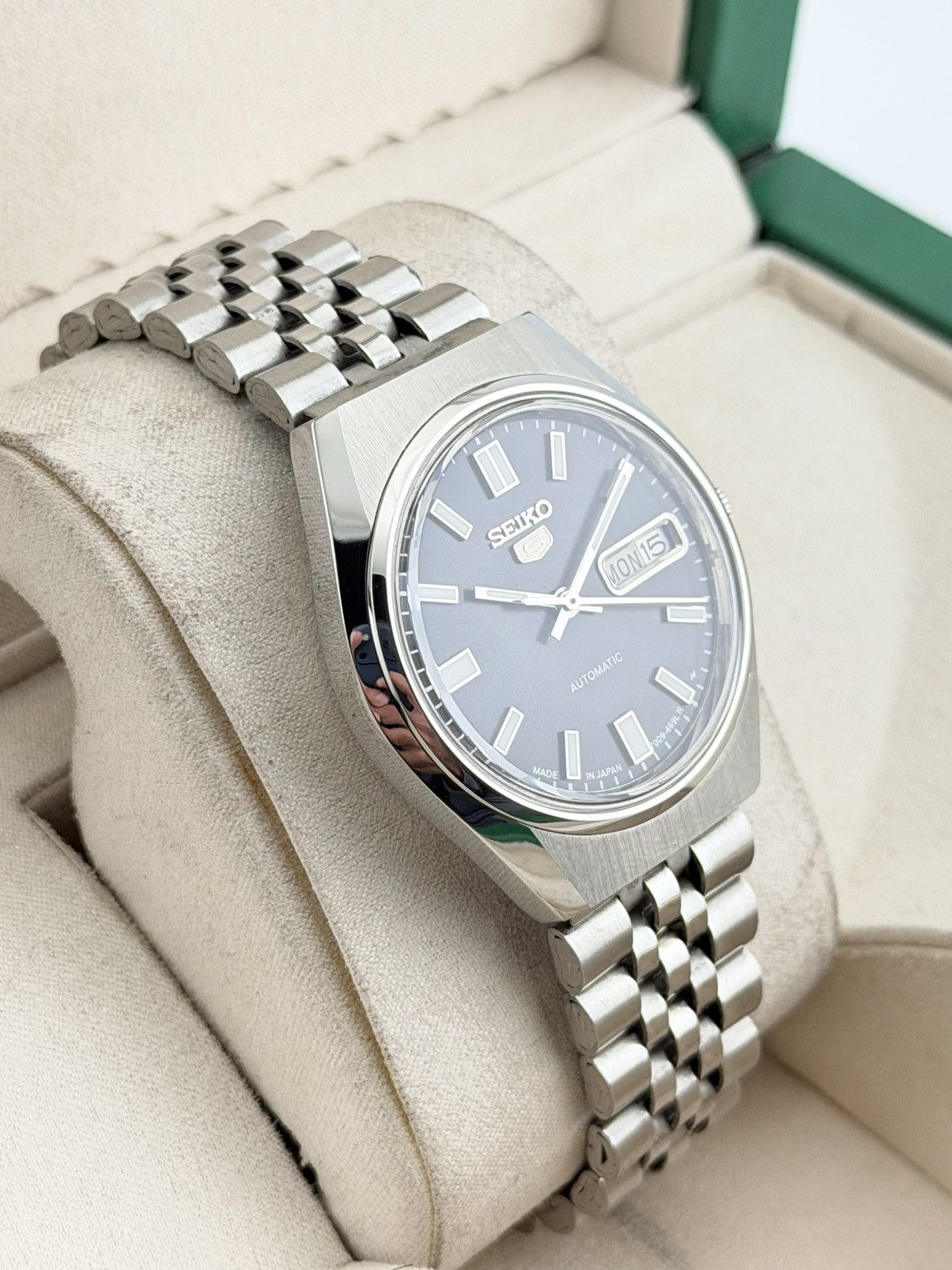 Seiko Seiko 5 Vintage Watch Black Dial Mens Automatic WristWatch Size 36 - 3 Thumbnail