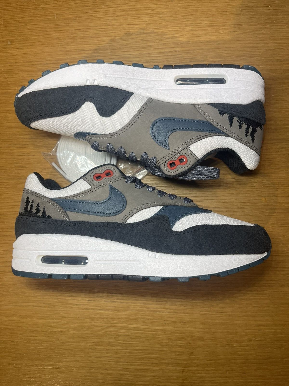 Nike Air Max 1 PRM bianca e dettagli ricamati Size US 7.5 / IT 37.5 - 2 Thumbnail