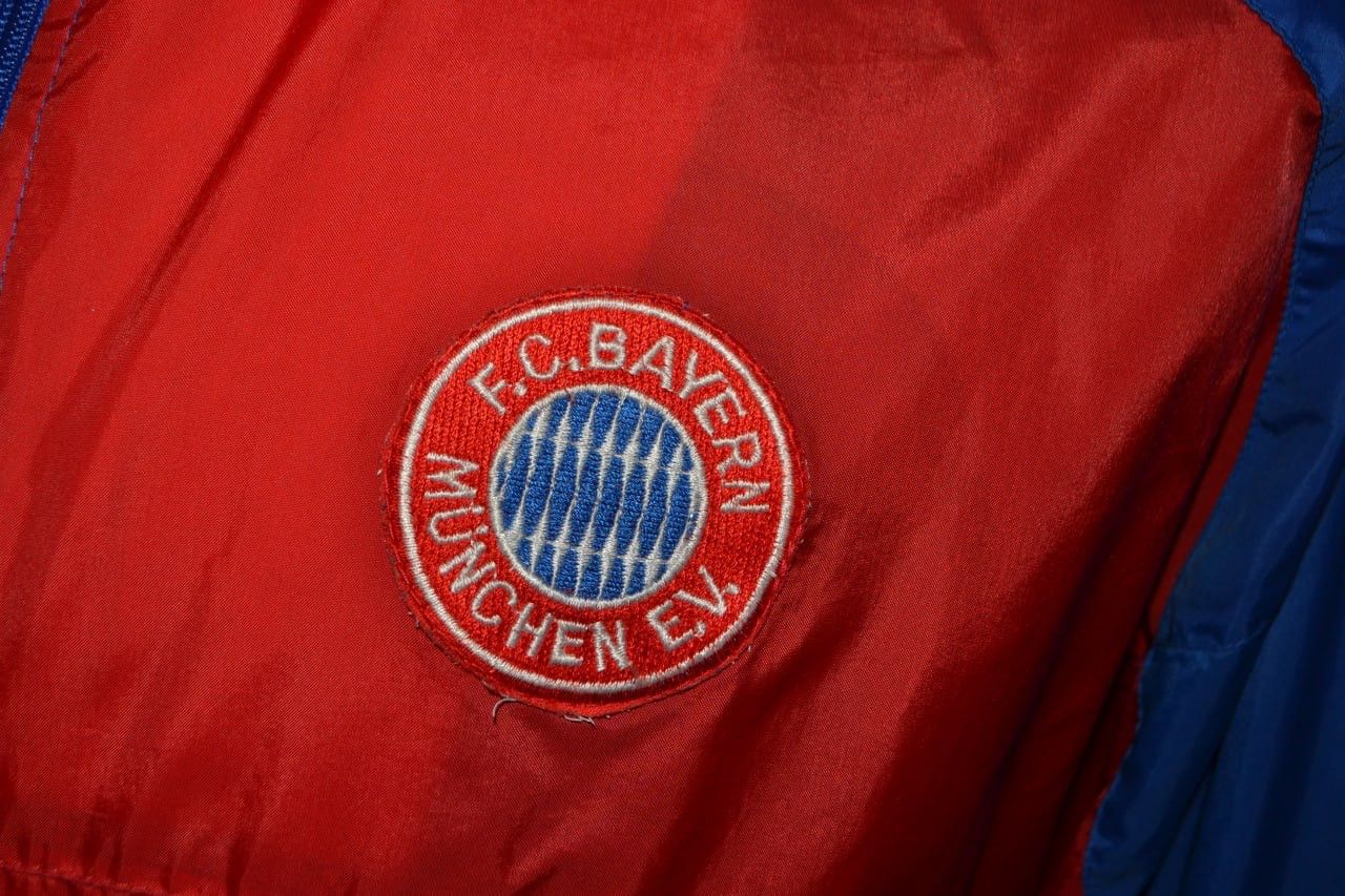 Adidas × Vintage BAYERN MUNICH GERMANY 1993/1994 RAIN JACKET JERSEY ADIDAS Size US M / EU 48-50 / 2 - 4 Thumbnail
