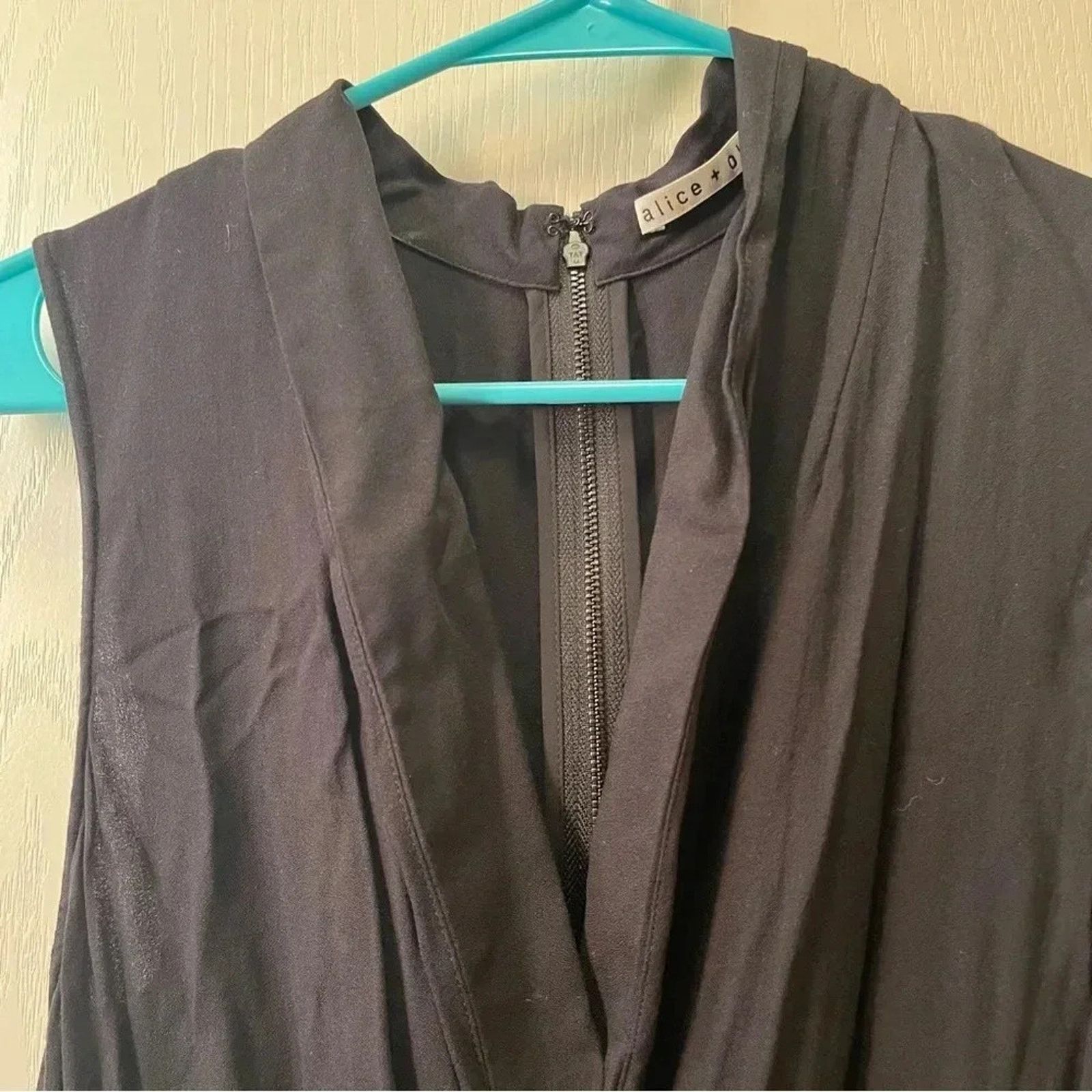 Alice + Olivia Alice + Olivia Romper Size 2 Black Zip Up Back V Neck Flowy Size 26" / US 2 / IT 38 - 5 Thumbnail