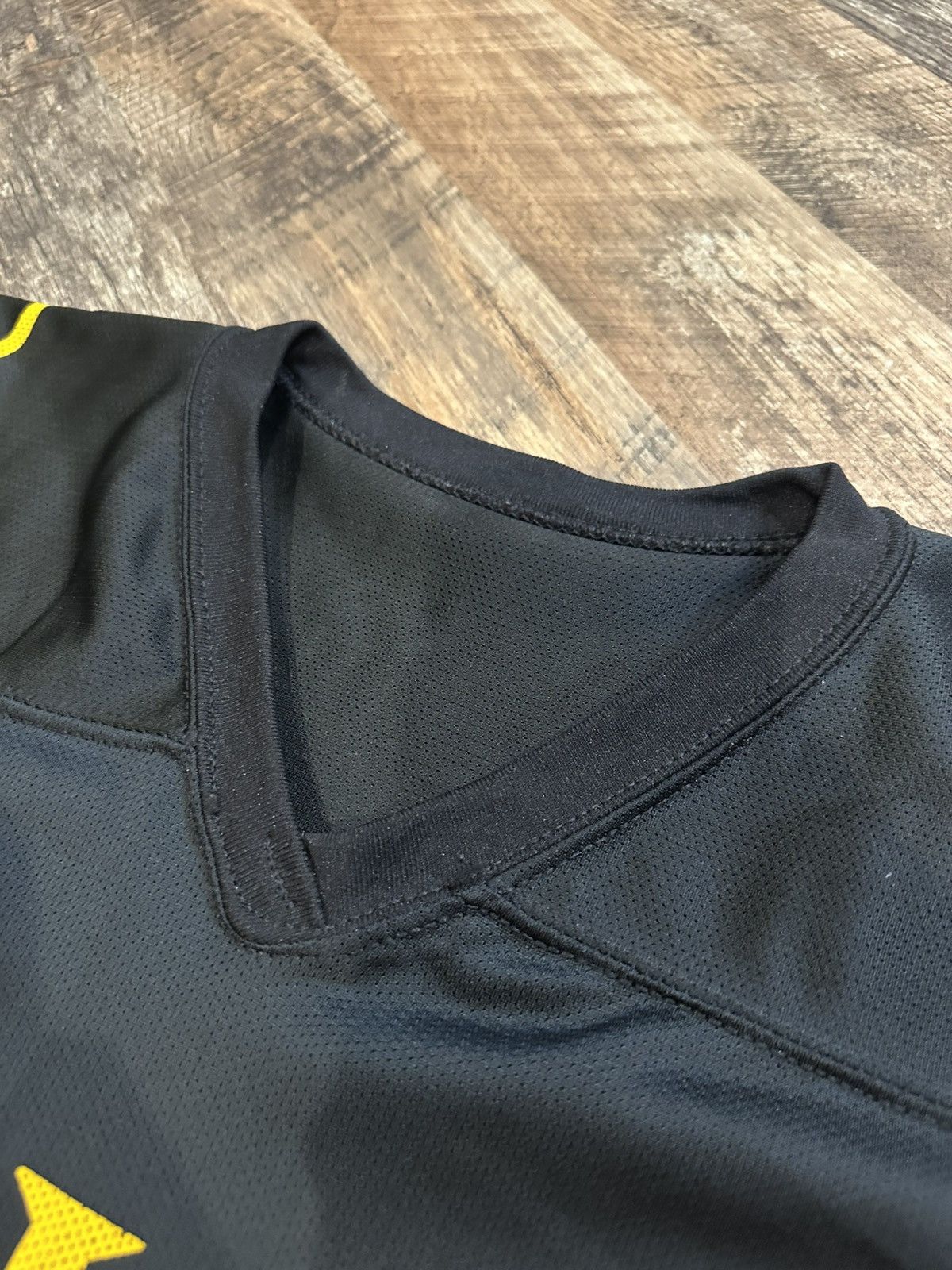 Vintage Vintage Gold’s Gym Bulls Jersey Venus Athletic Wear Size XL Size US XL / EU 56 / 4 - 4 Thumbnail