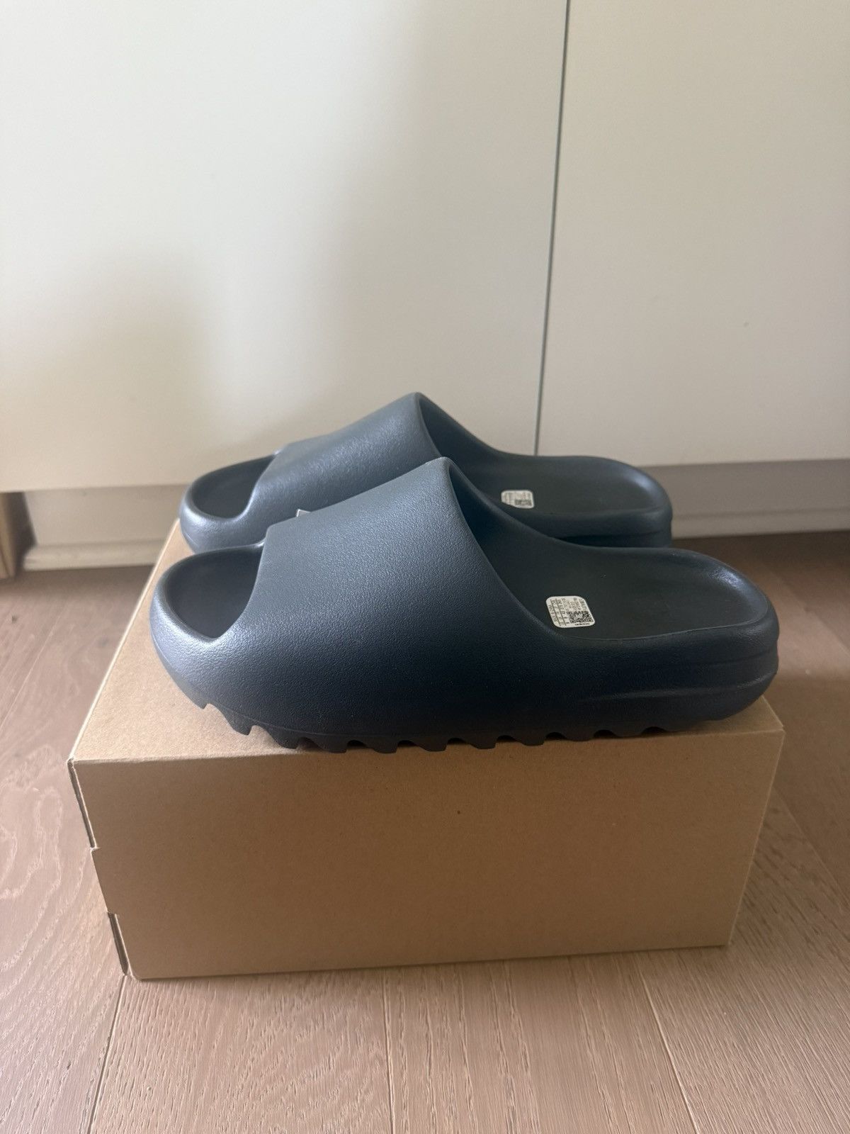 Yeezy Adidas Yeezy Slide Dark Onyx Size 9 Men’s NEW Size US 9 / EU 42 - 2 Thumbnail