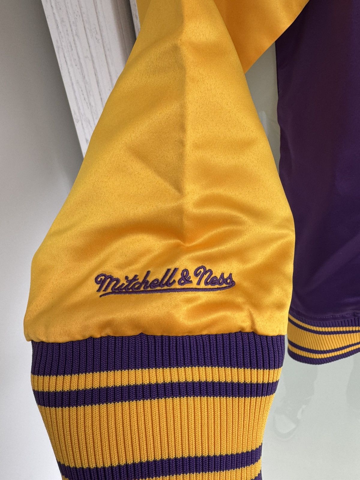Mitchell & Ness NWT Lakers Mitchell&Ness Bomber Basketball Jacket Size US XXL / EU 58 / 5 - 9 Thumbnail