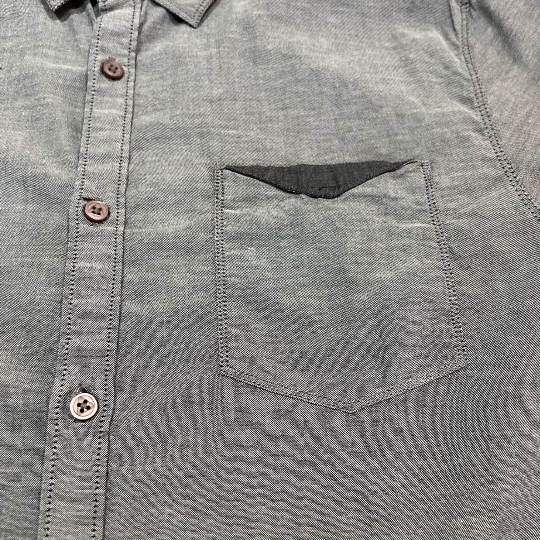 Guess VINTAGE Guess Men’s XL Gray Button-Up Short Sleeve Shirt 90s, Travel, Casual Mens Regular Classic Button Up Shirt Size US XL / EU 56 / 4 - 5 Thumbnail