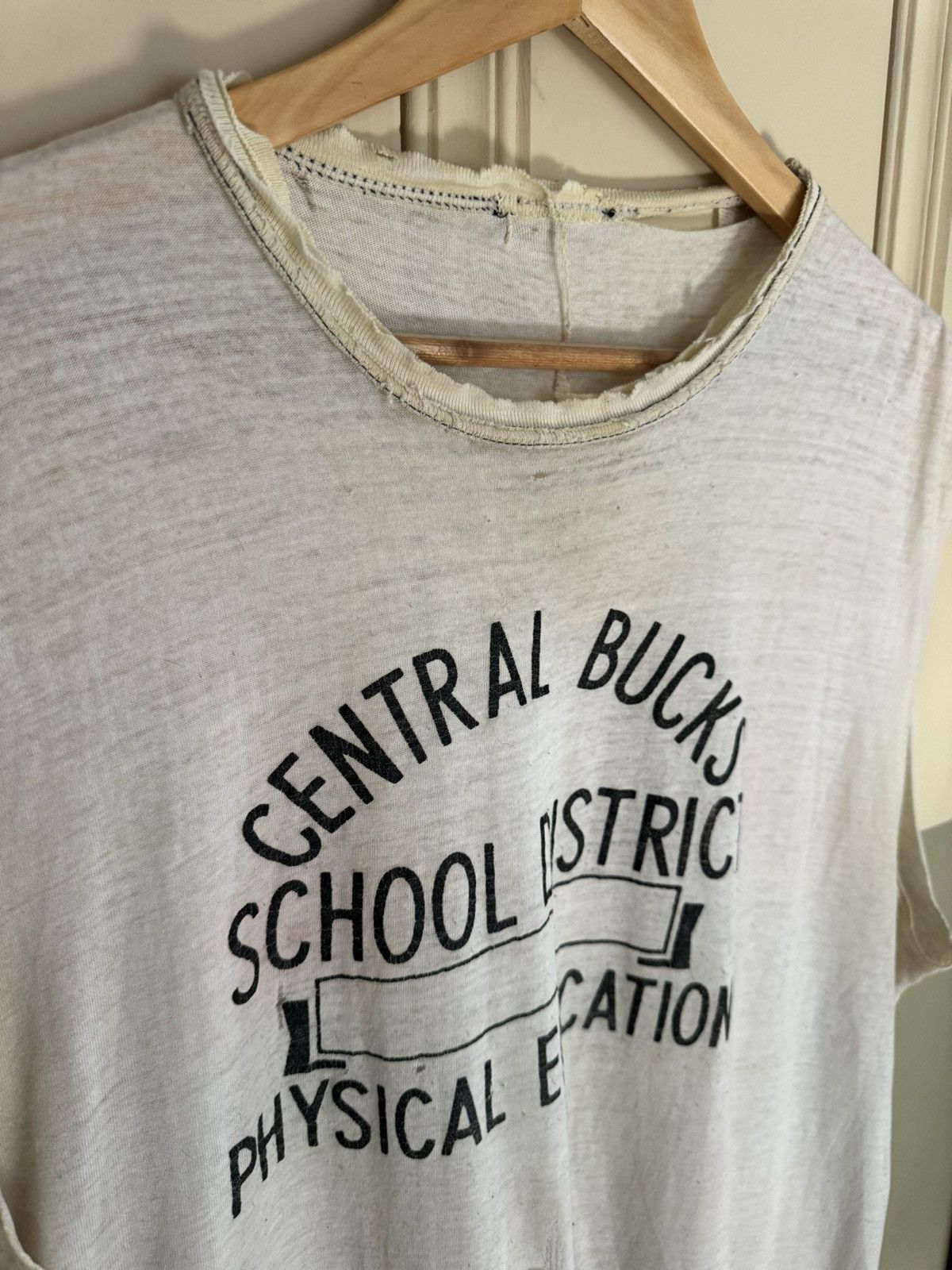 Vintage VINTAGE CENTRAL BUCKS SCHOOL DISTRICT PHYSICAL EDUCATION TEE Size US XL / EU 56 / 4 - 3 Thumbnail