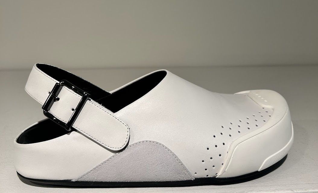 o1w1db11024 Fussbett Sabot Sandals in White