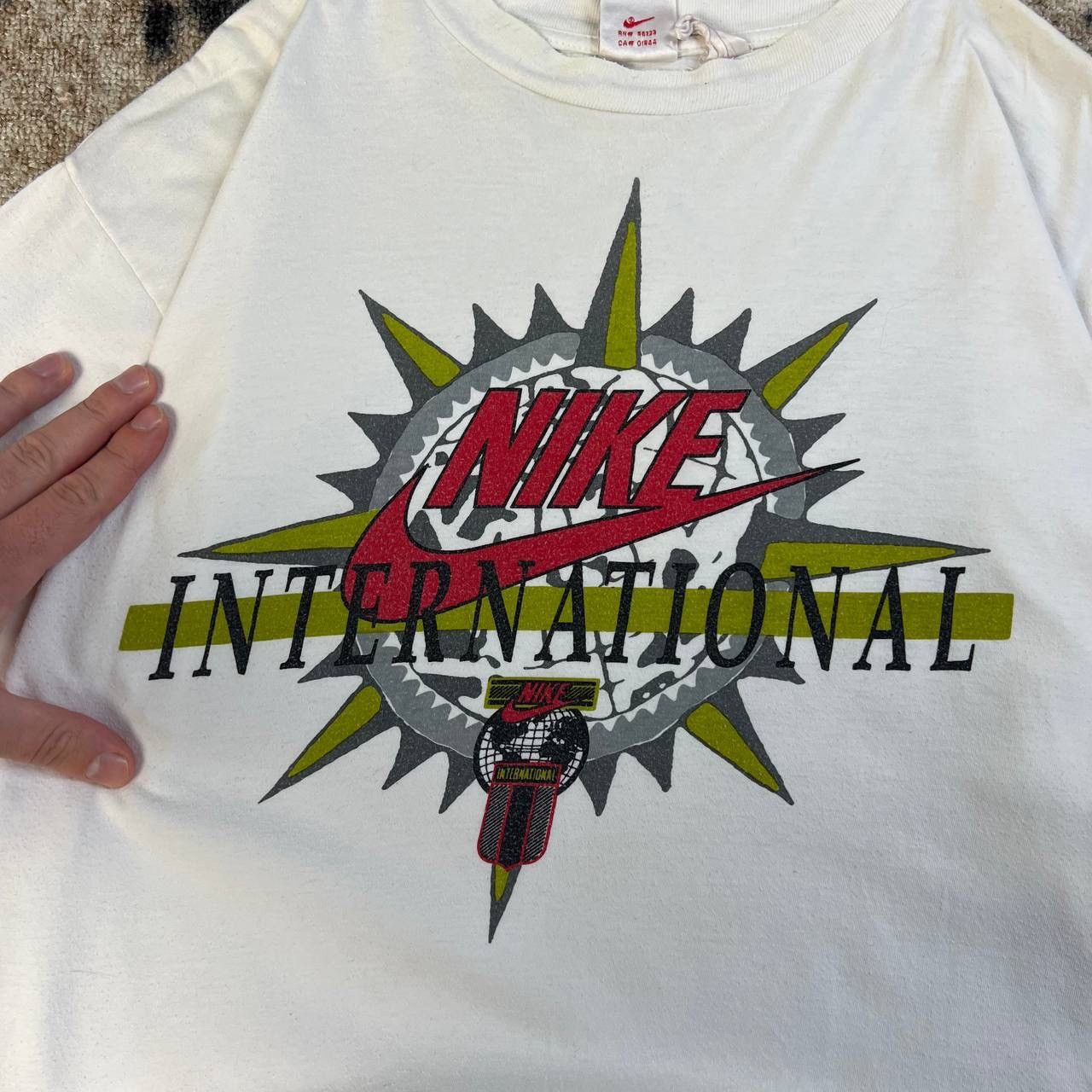 Nike Nike International Big Logo Vintage 90s White T-Shirt 1TS15 Size US L / EU 52-54 / 3 - 4 Thumbnail