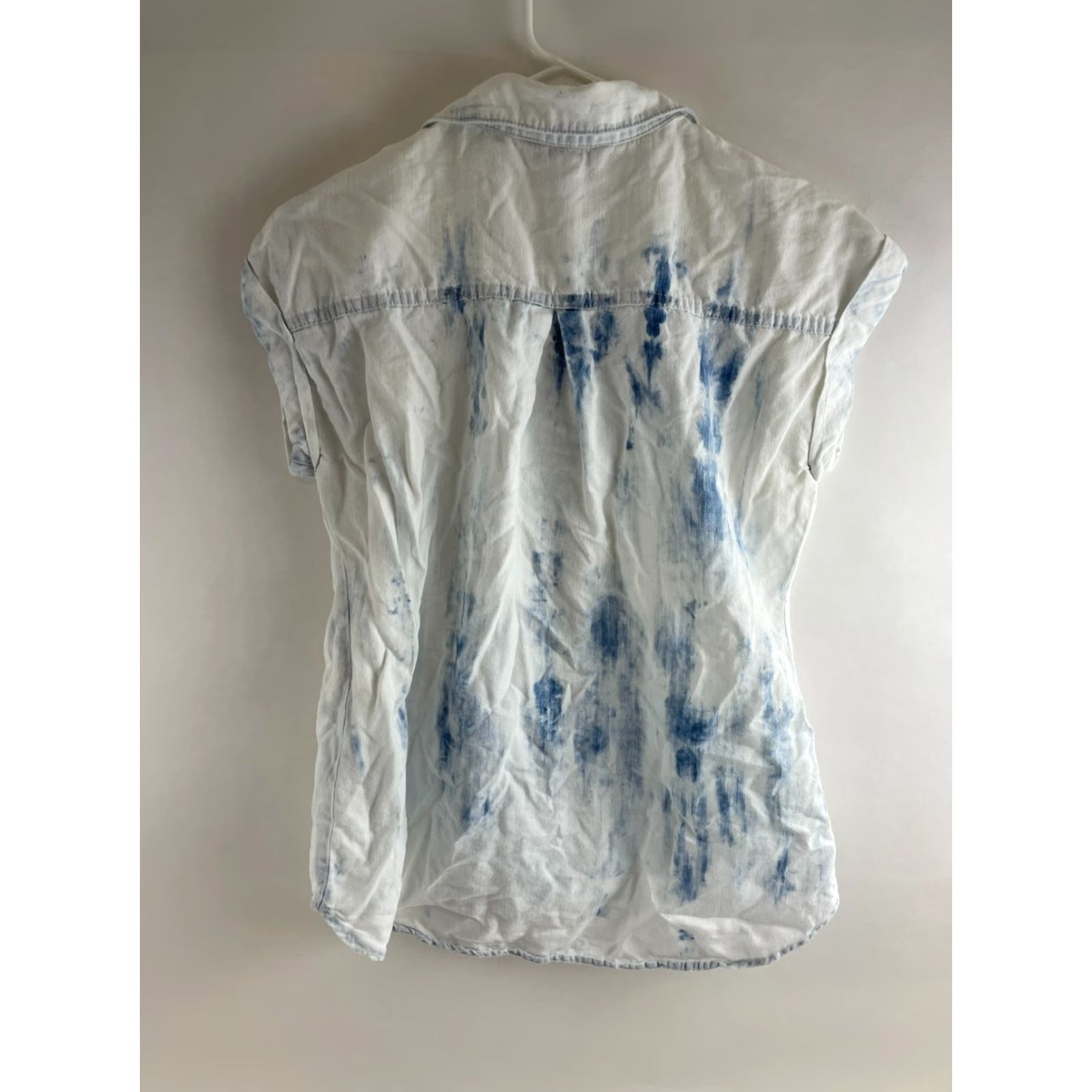 Vintage Rock & Republic Shirt XS Women's Bleach Dyed Button Up Cuffed Sleeveless, White? Blue. Size XS / US 0-2 / IT 36-38 - 2 Thumbnail