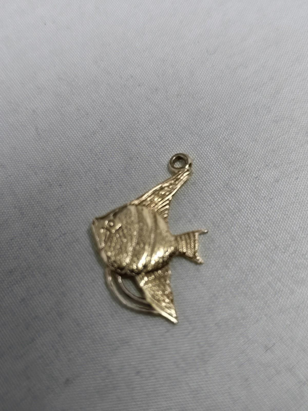 The Unbranded Brand 14K Gold Angelfish Charm Pendant Vintage Style Size ONE SIZE - 4 Thumbnail