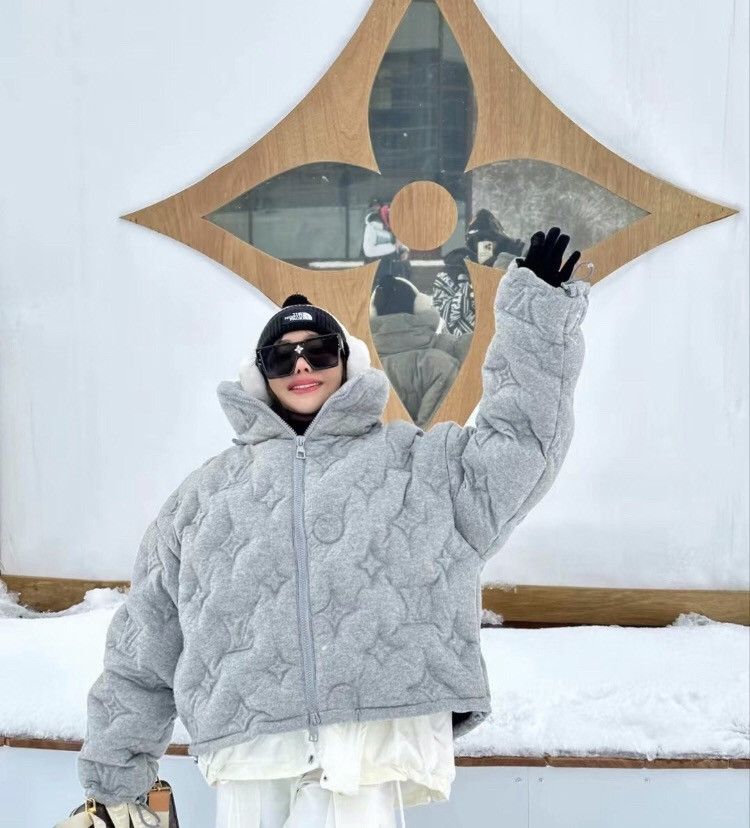 Louis Vuitton Louis Vuitton No Hood Full Print Gray Logo Down Jacket Size US S / EU 44-46 / 1 - 7 Thumbnail