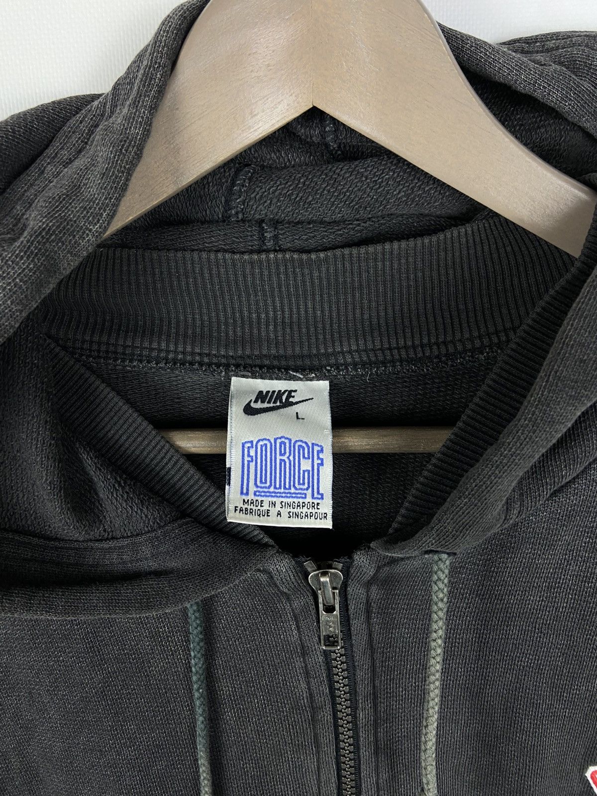Nike × Vintage Vintage 90 s Nike Force Basketball Zip Hoodie Hooded Faded Size US L / EU 52-54 / 3 - 12 Thumbnail