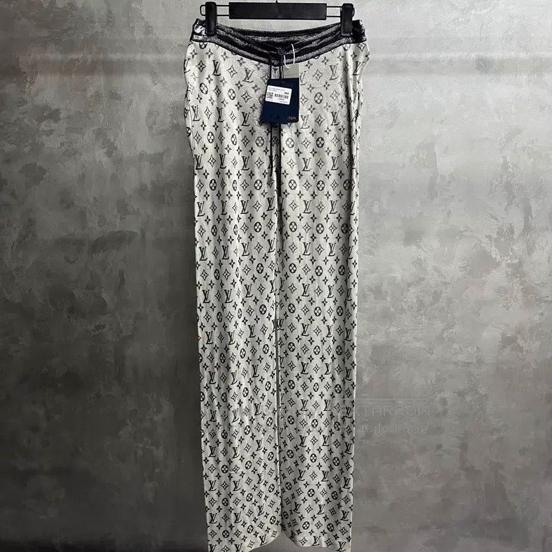 Louis Vuitton Louis Vuitton size m Variegated jacquard silk-blend straigh Size US 28 / EU 44 - 1 Thumbnail