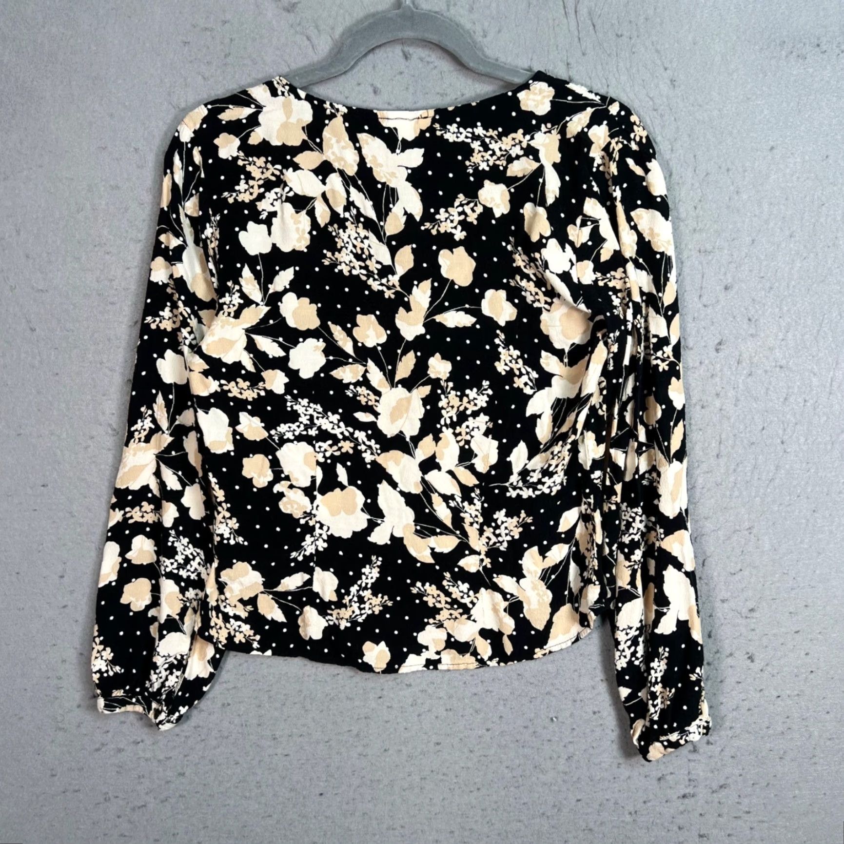 H&M H&M Womens Blouse Size 8 Black Polyester Floral Long Sleeve V-Neck Button Basic Lightweight Regular Size M / US 6-8 / IT 42-44 - 2 Thumbnail
