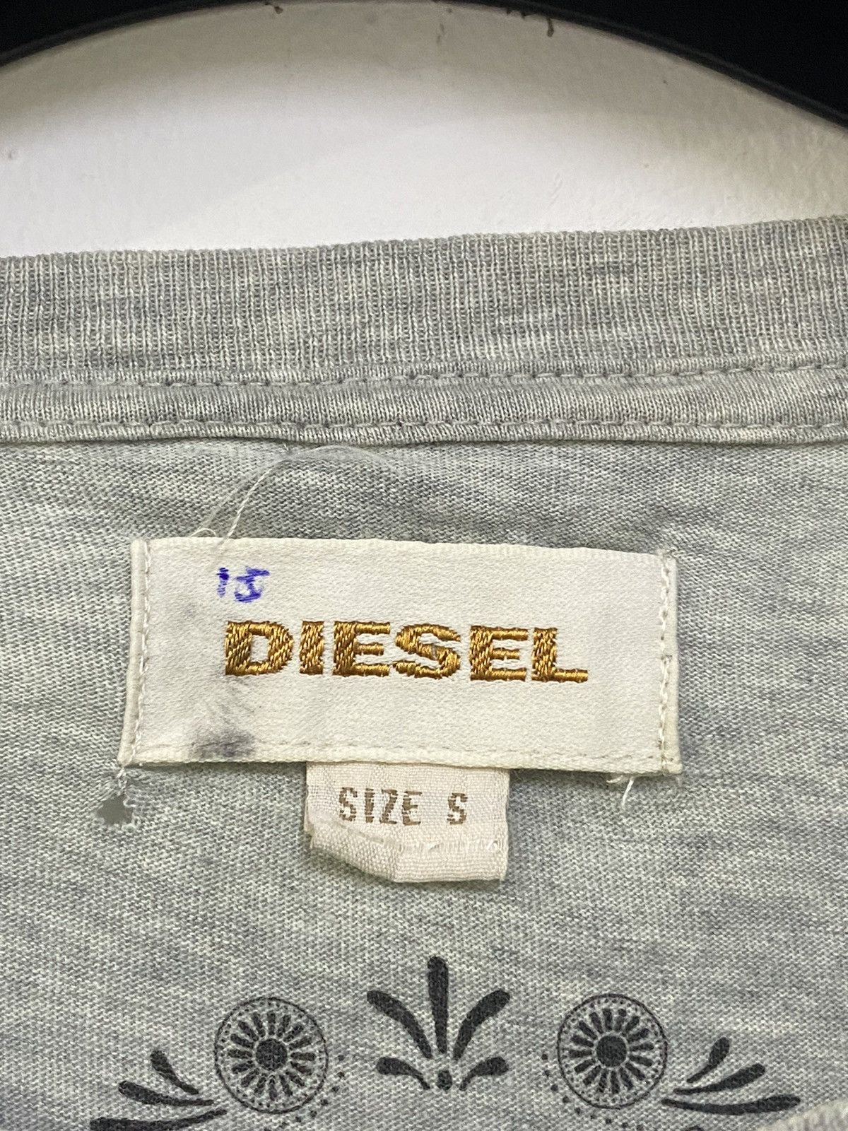 Diesel 💥VINTAGE DIESEL FINGER PEACE SIGN BIG PRINT WEARING A JEANS Size US S / EU 44-46 / 1 - 11 Thumbnail