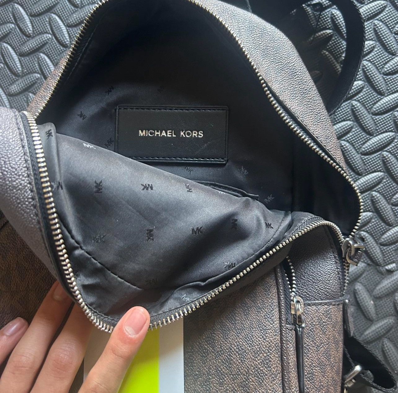 Michael Kors Micheal kors copper logo stripe sling backpack Size 30 - 2 Thumbnail