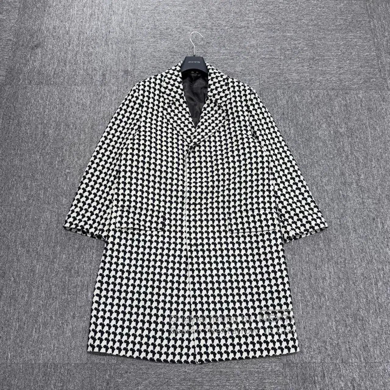 Louis Vuitton louis vuitton houndstooth patterned coat. Size US L / EU 52-54 / 3 - 1 Thumbnail