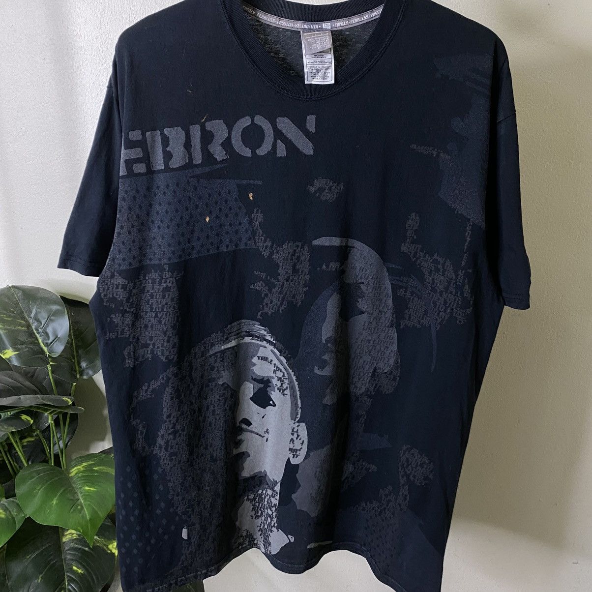 Nike Vintage 2000s Nike Lebron James Overprint NBA T Shirt Size US XL / EU 56 / 4 - 2 Thumbnail
