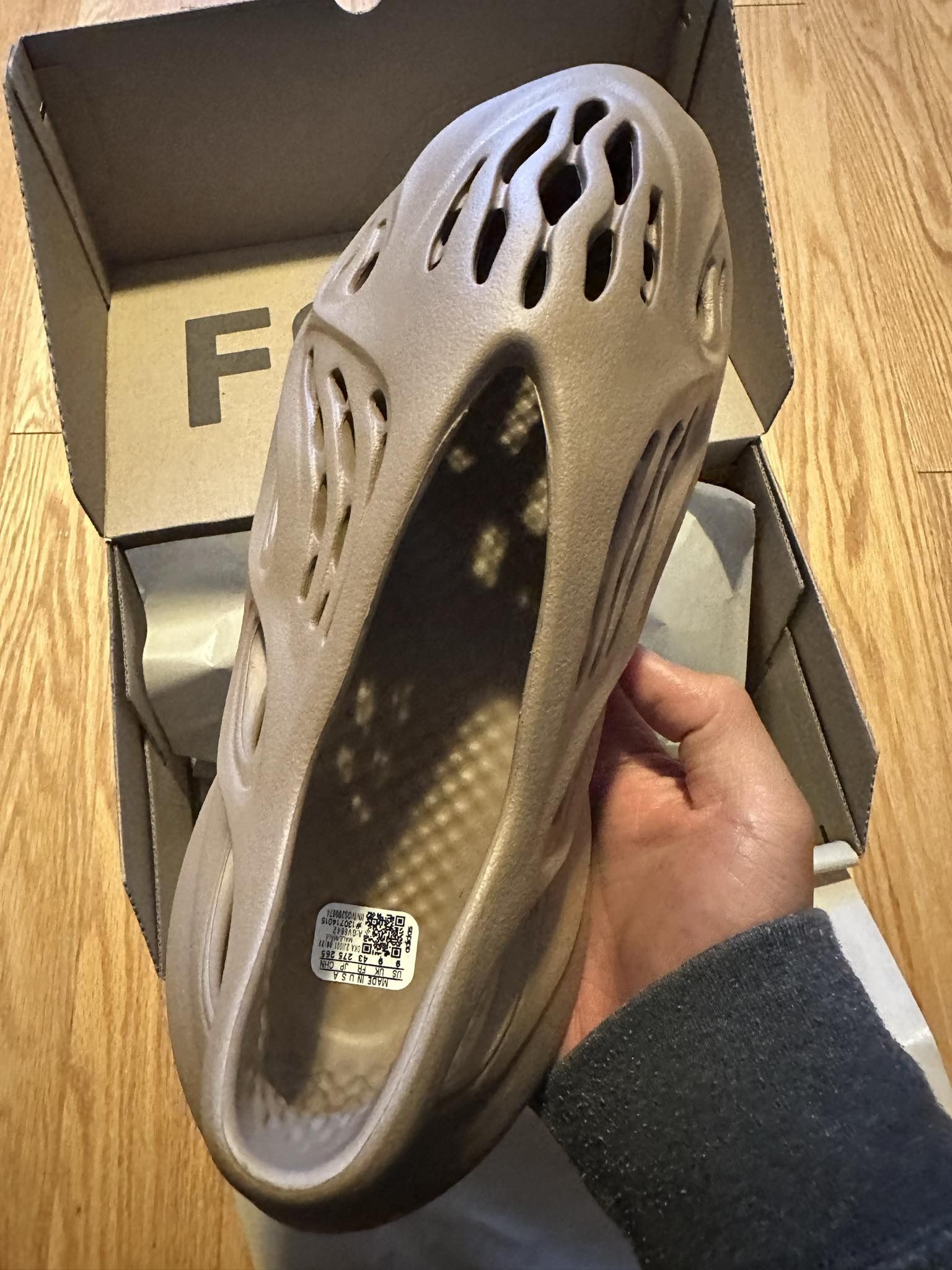 Adidas Yzy Foam Rnr Size US 9 / EU 42 - 2 Thumbnail