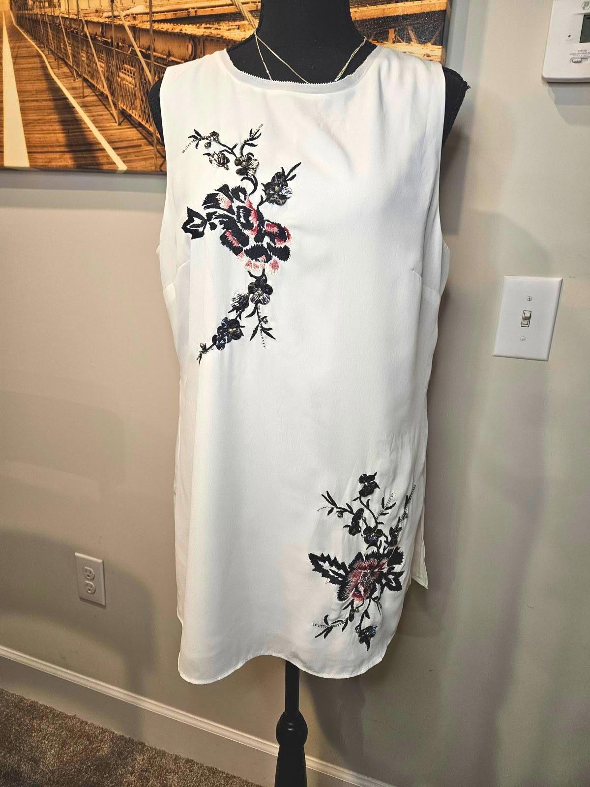 Designer WHBM White Floral Embroidered and Beaded Tunic Top Size L / US 10 / IT 46 - 1 Thumbnail