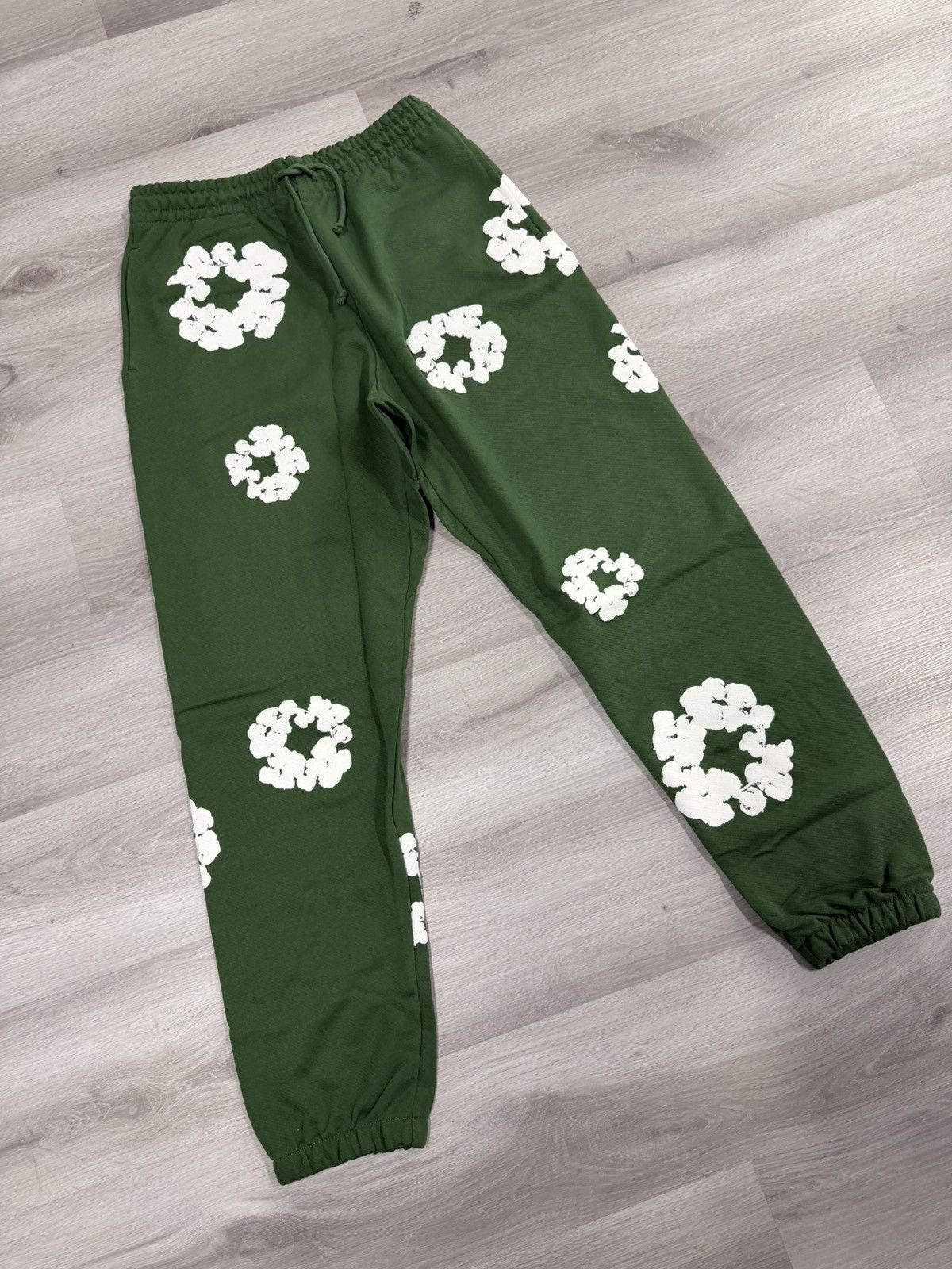 DENIM TEARS Denim Tears Wreath Sweatpants (Medium) Size US 32 / EU 48 - 1 Thumbnail