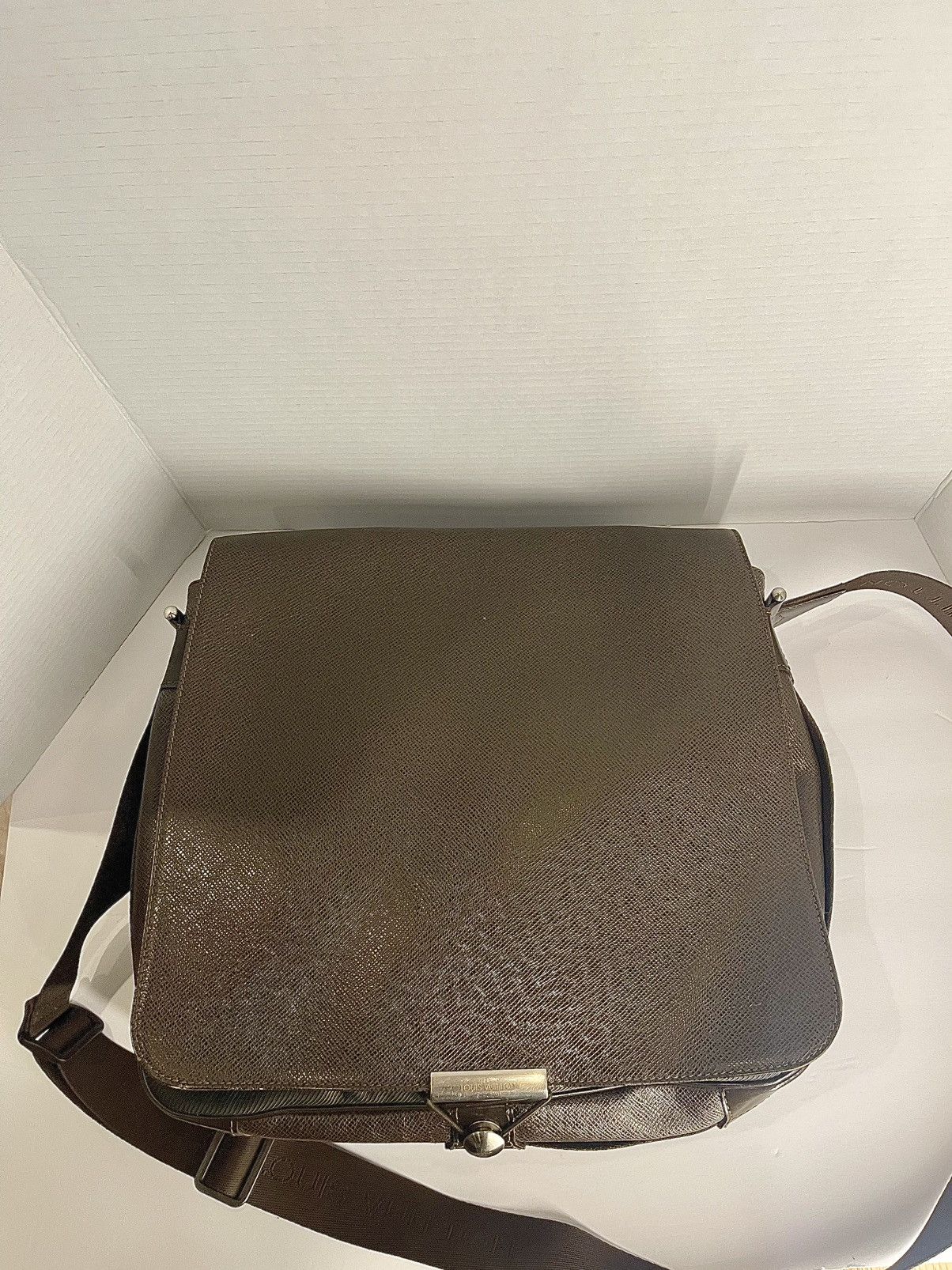Louis Vuitton Louis Vuitton Brown Taiga Crossbody Bag Size ONE SIZE - 7 Thumbnail