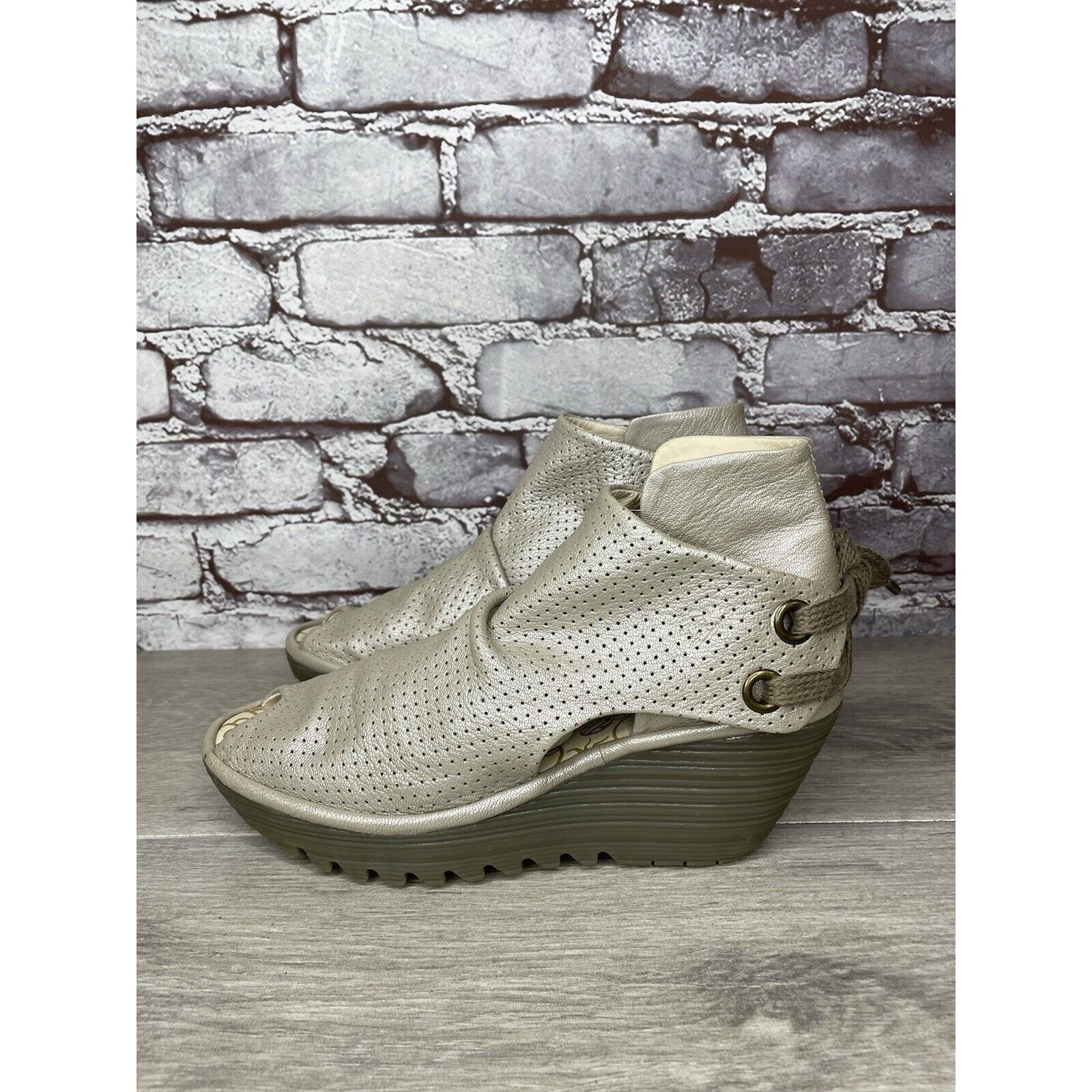 Fly London FLY London Yake Pearl White Leather Perforated Back Lace Wed Size US 7.5 / IT 37.5 - 22 Thumbnail