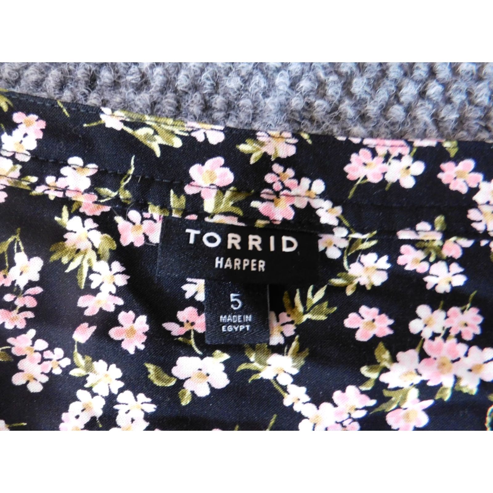 Torrid Torrid Blouse 5X Womens Black Floral V-Neck Pullover Short Sleeve Top Casual Plus Size Polyester Rayon Button Cute Size XXL / US 16-18 / IT 52-54 - 7 Thumbnail
