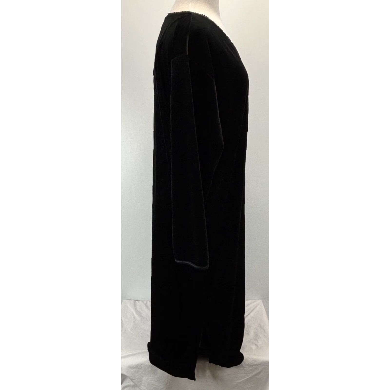 Vintage VINTAGE Ashley Taylor Velour Midi Nightgown Women’s 1X Plus Black Velvet Comfort Lounge Gown Long Sleeve V-Neck Womens Size ONE SIZE - 4 Thumbnail