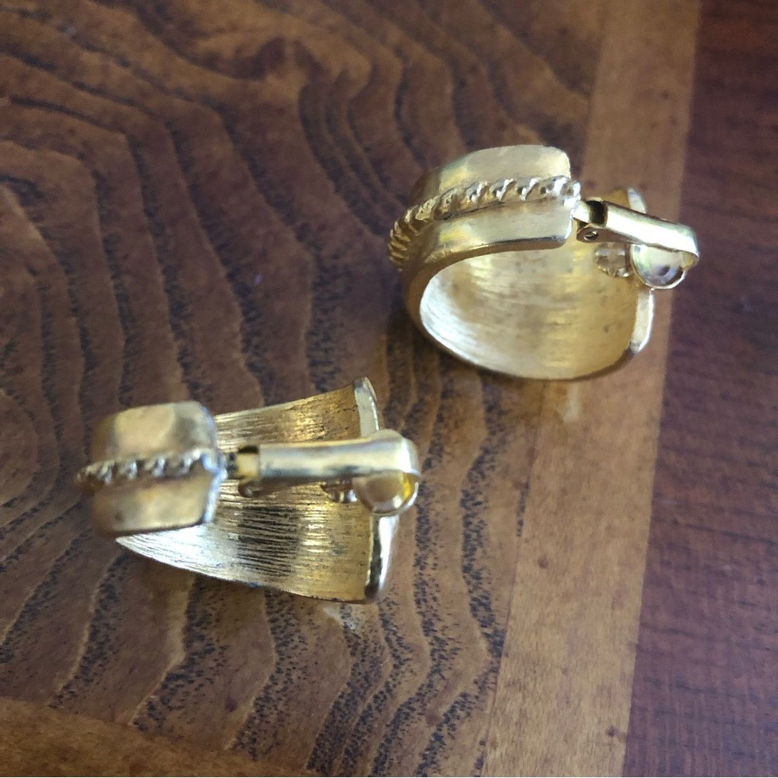 Kenneth Jay Lane Vintage 70s-80s Kenneth Jay Lane matte gold clip on earrings Size ONE SIZE - 9 Thumbnail