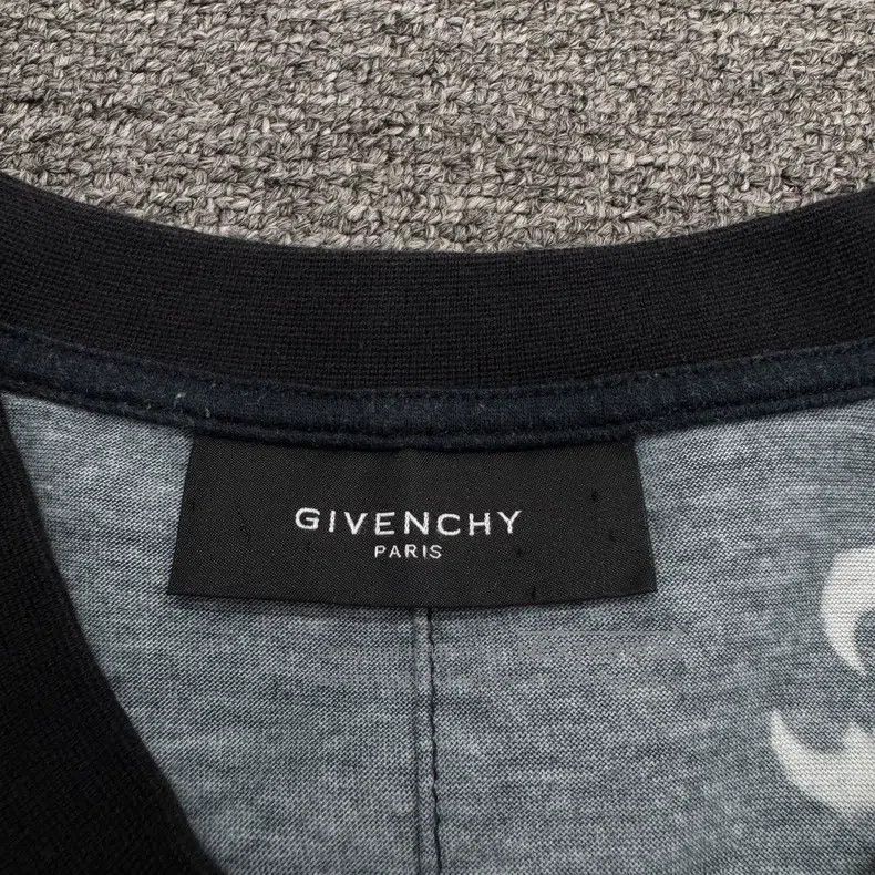 Givenchy Givenchy Madonna Angel Short Sleeve Size: S Size US S / EU 44-46 / 1 - 2 Thumbnail