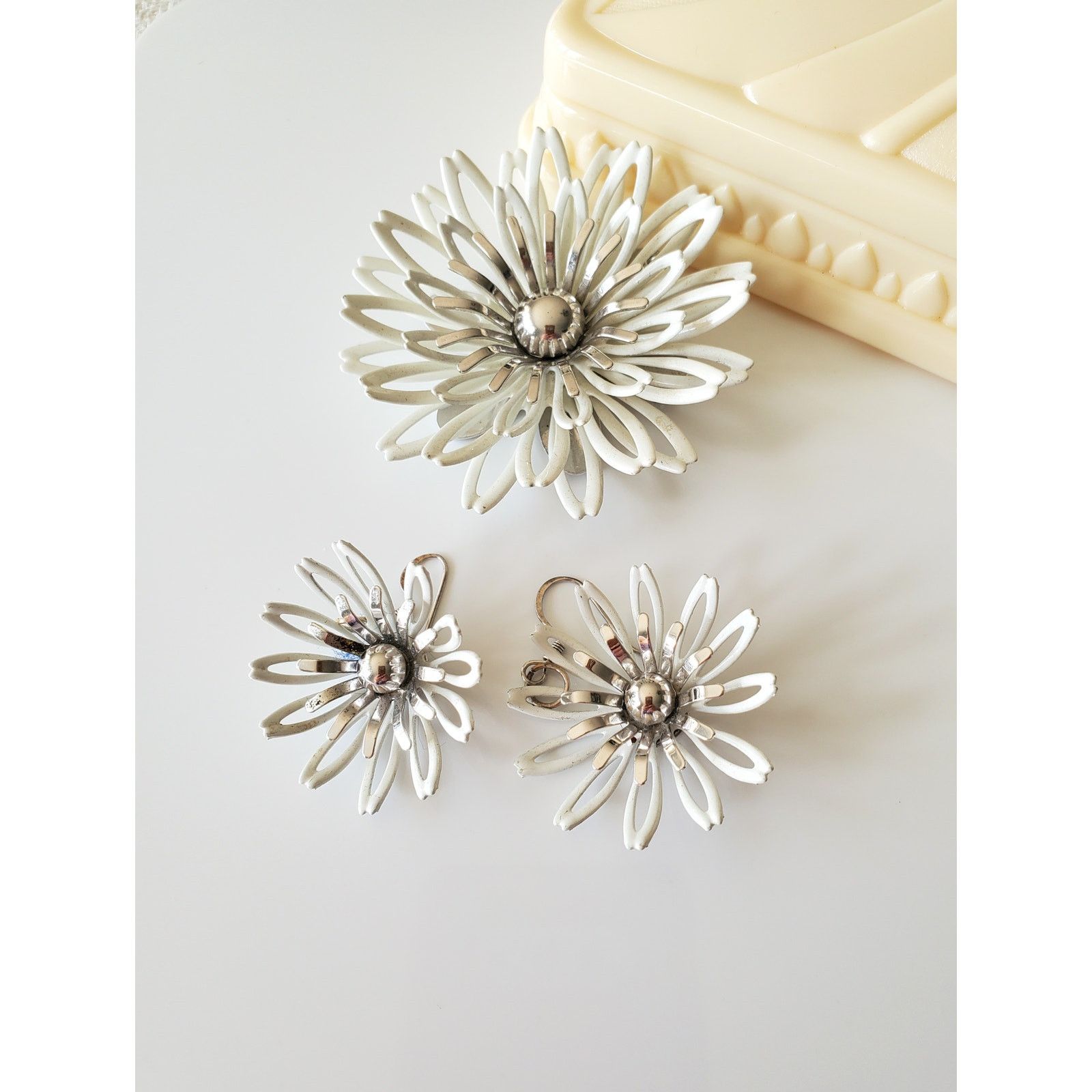 Other Sarah Coventry White Enamel Metal Flower Brooch Earring Set Size ONE SIZE - 1 Thumbnail