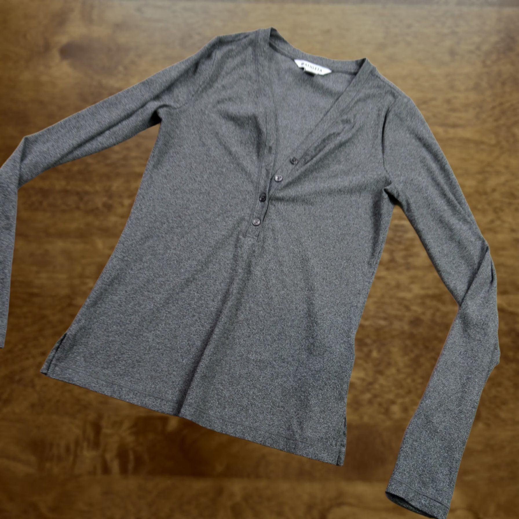 Athleta Athleta Shirt Womens XS Long Sleeve Lightweight V Neck Henley Gray Size XS / US 0-2 / IT 36-38 - 1 Thumbnail