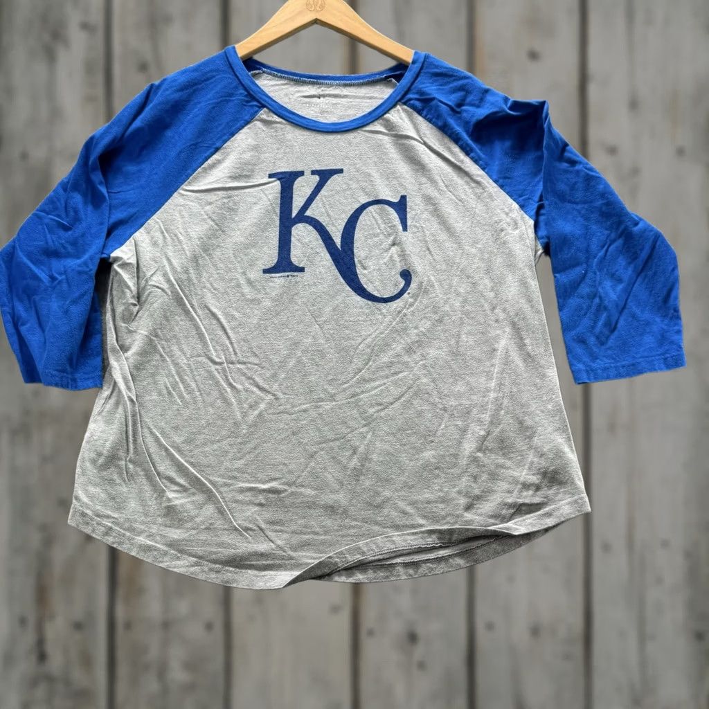 Vintage Kansas City Royals Graphic Tee 5th & Ocean Shirt Mens L Gray Raglan Baseball Crew Neck 3/4 Sleeve Logo Tee Size US L / EU 52-54 / 3 - 1 Thumbnail