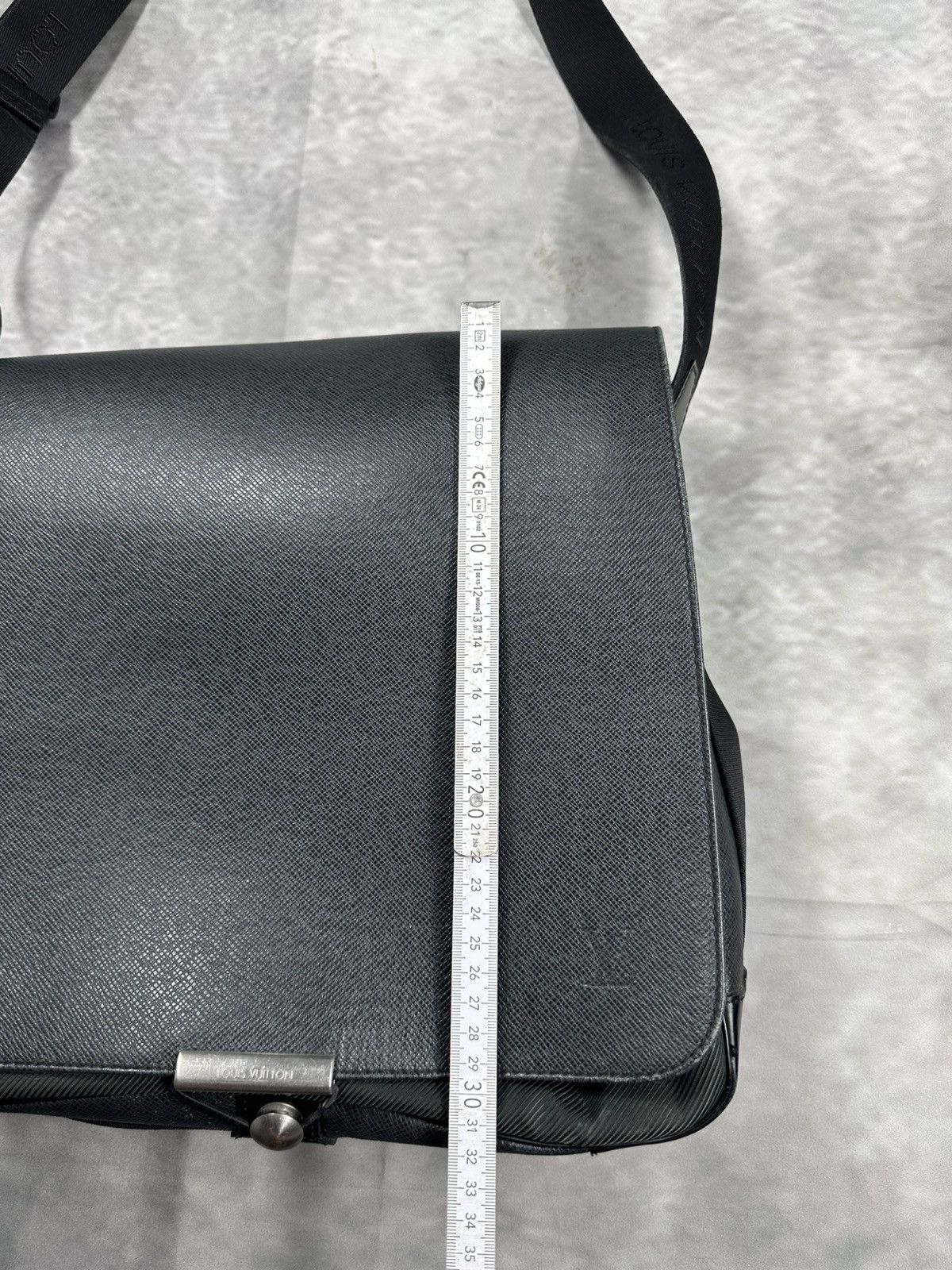 Louis Vuitton Louis Vuitton shoulder bag taiga viktor messenger Size ONE SIZE - 5 Thumbnail