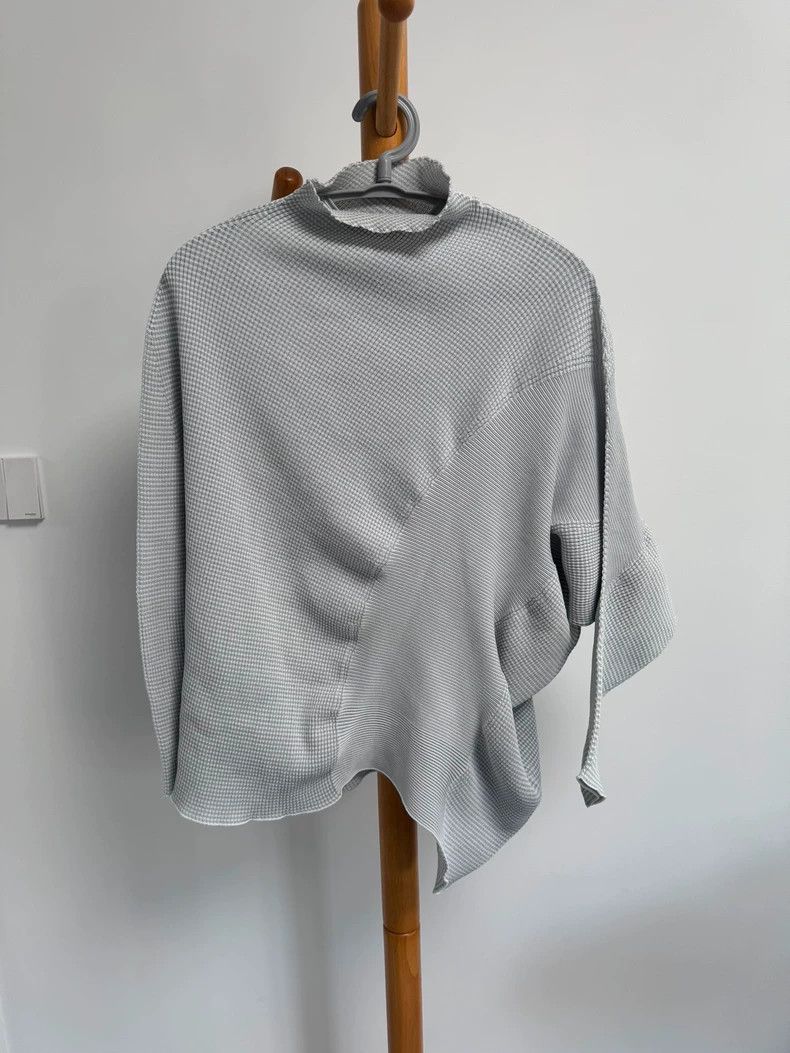 Issey Miyake Issey Miyake size:2 A light grey flower-bud shaped top swe Size XS / US 0-2 / IT 36-38 - 1 Thumbnail