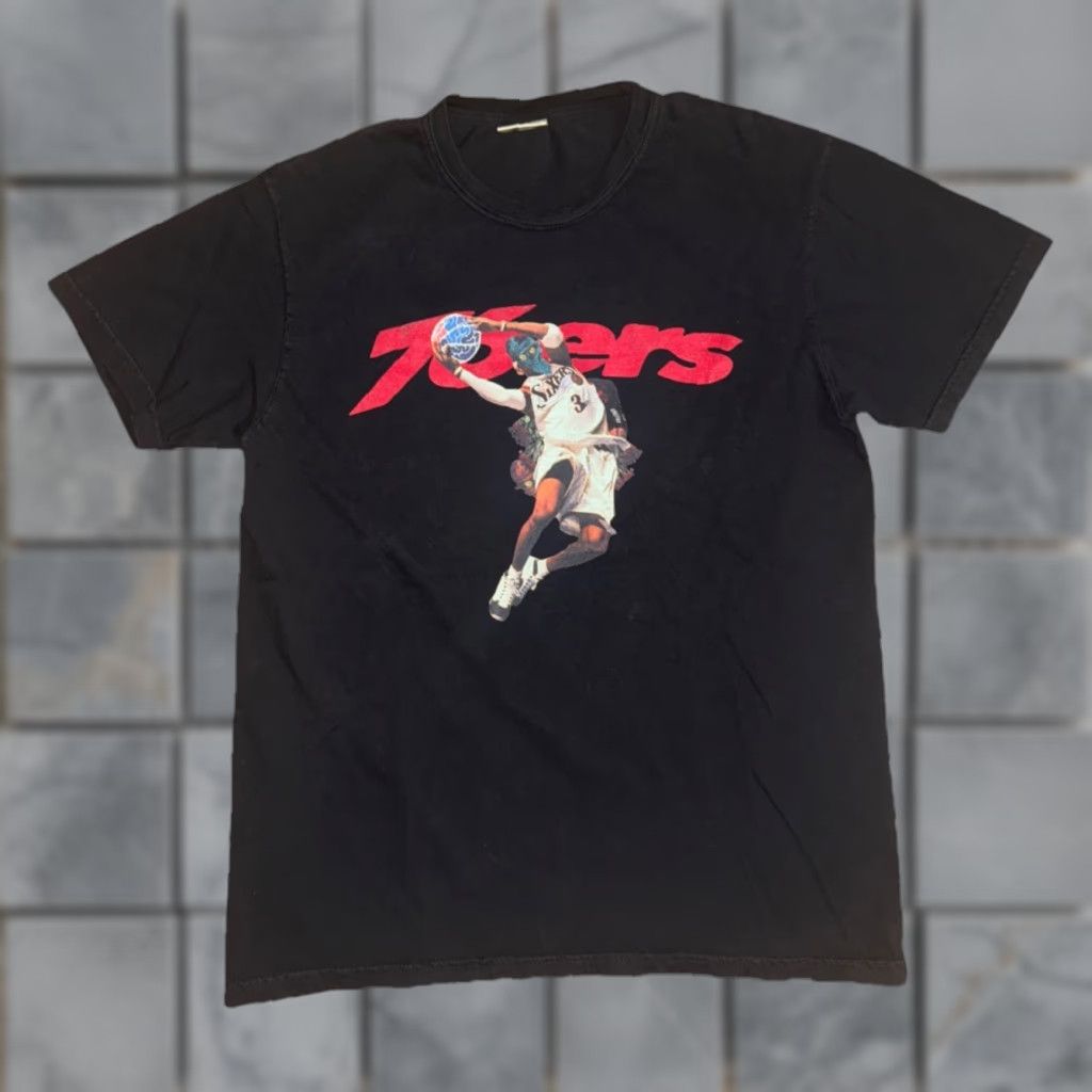 Vintage VINTAGE Allen Iverson T-Shirt 76ers Graffiti Graphic Black Medium 20x27 Mens T-Shirt Graphic Print Streetwear Basketball Size US M / EU 48-50 / 2 - 1 Thumbnail