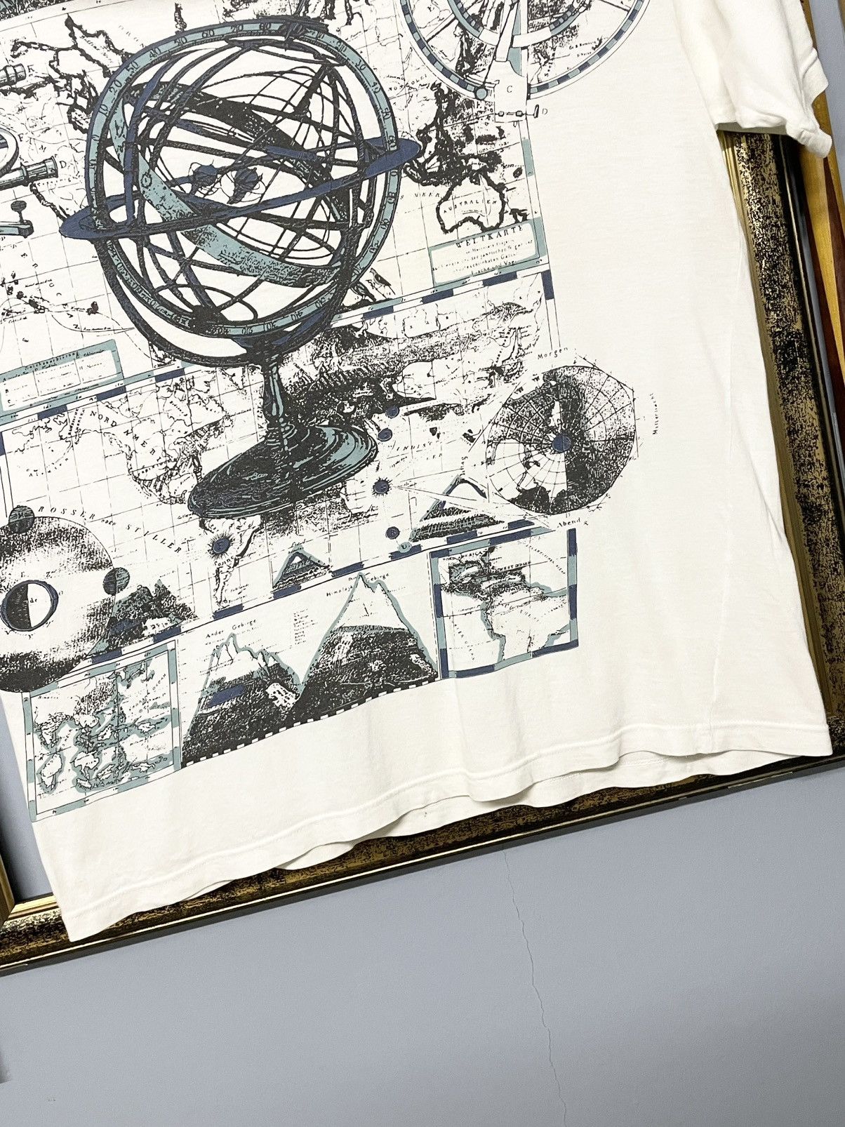 Designer Vintage 1990s Designer Gianfranco Ferre Art World Map Tshirt Size US L / EU 52-54 / 3 - 4 Thumbnail