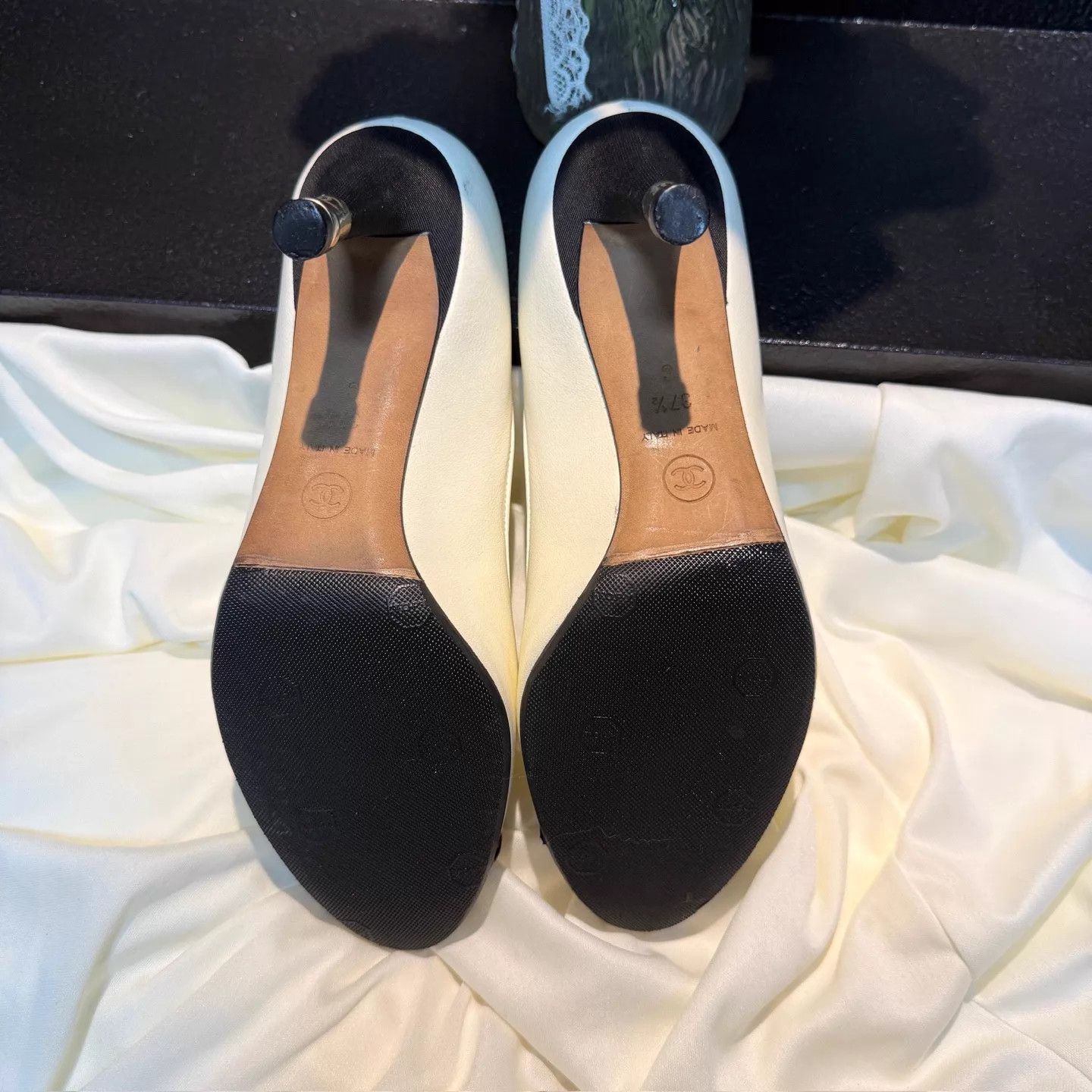 Chanel CHANEL Black & White Mary Jane Heels 37.5 99 New Size US 7 / IT 37 - 6 Thumbnail