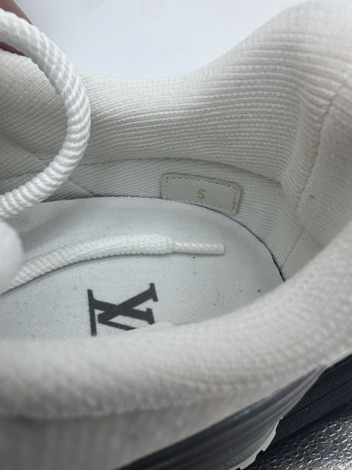 Louis Vuitton Louis Vuitton VNR Sneaker Size 5 Lv 6 USA Unisex Brand New Size US 5 / IT 35 - 8 Thumbnail