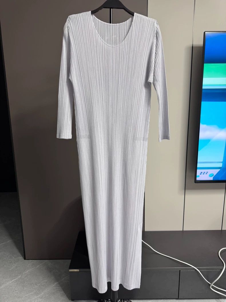 Issey Miyake size:3 A light grey single-sided slit dress w