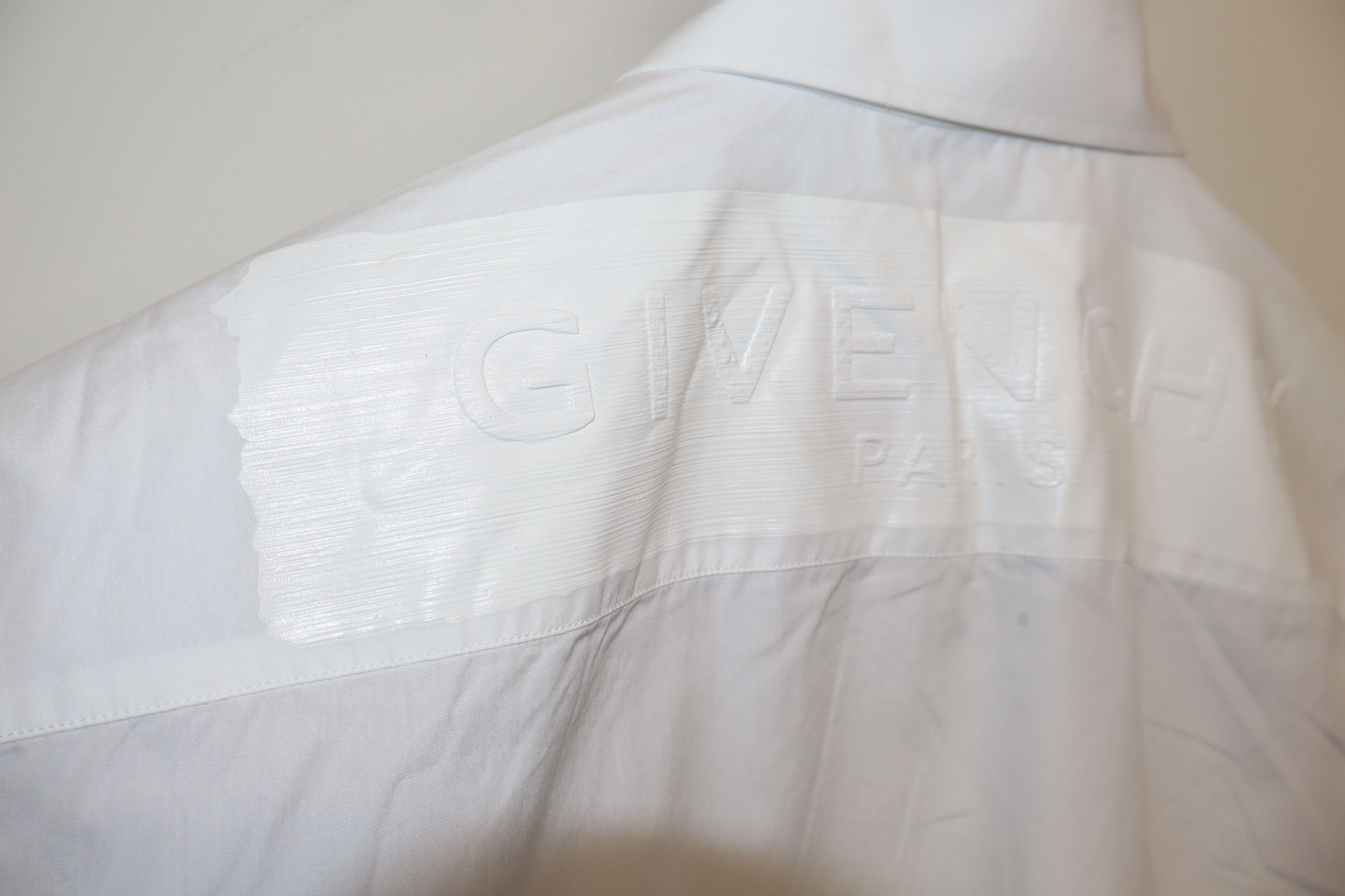 Givenchy Rubber logo shirt Size US L / EU 52-54 / 3 - 9 Thumbnail