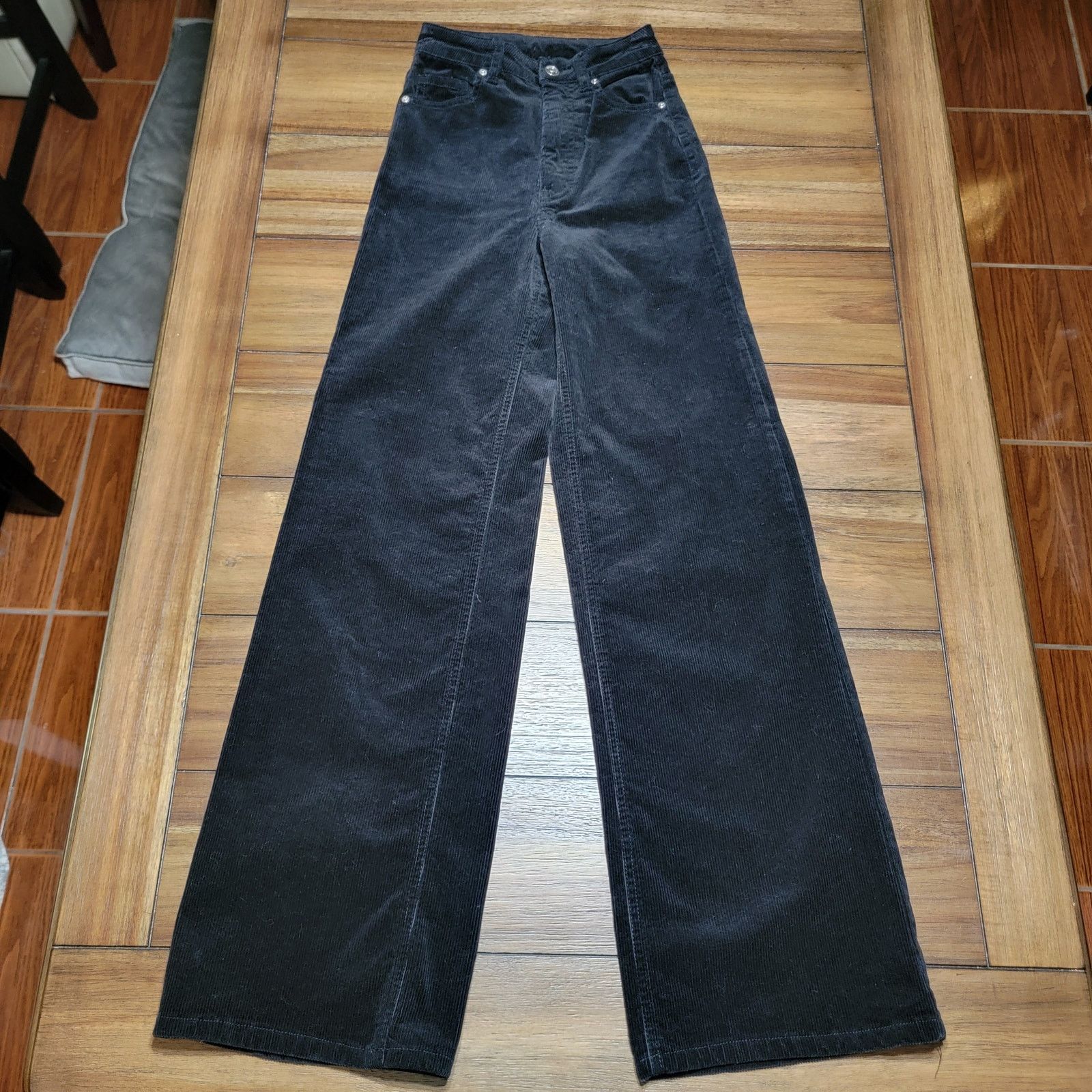 H&M H&M Divided Black Corduroy Pants - Size 0 Size 25" / US 0 / IT 36 - 1 Thumbnail