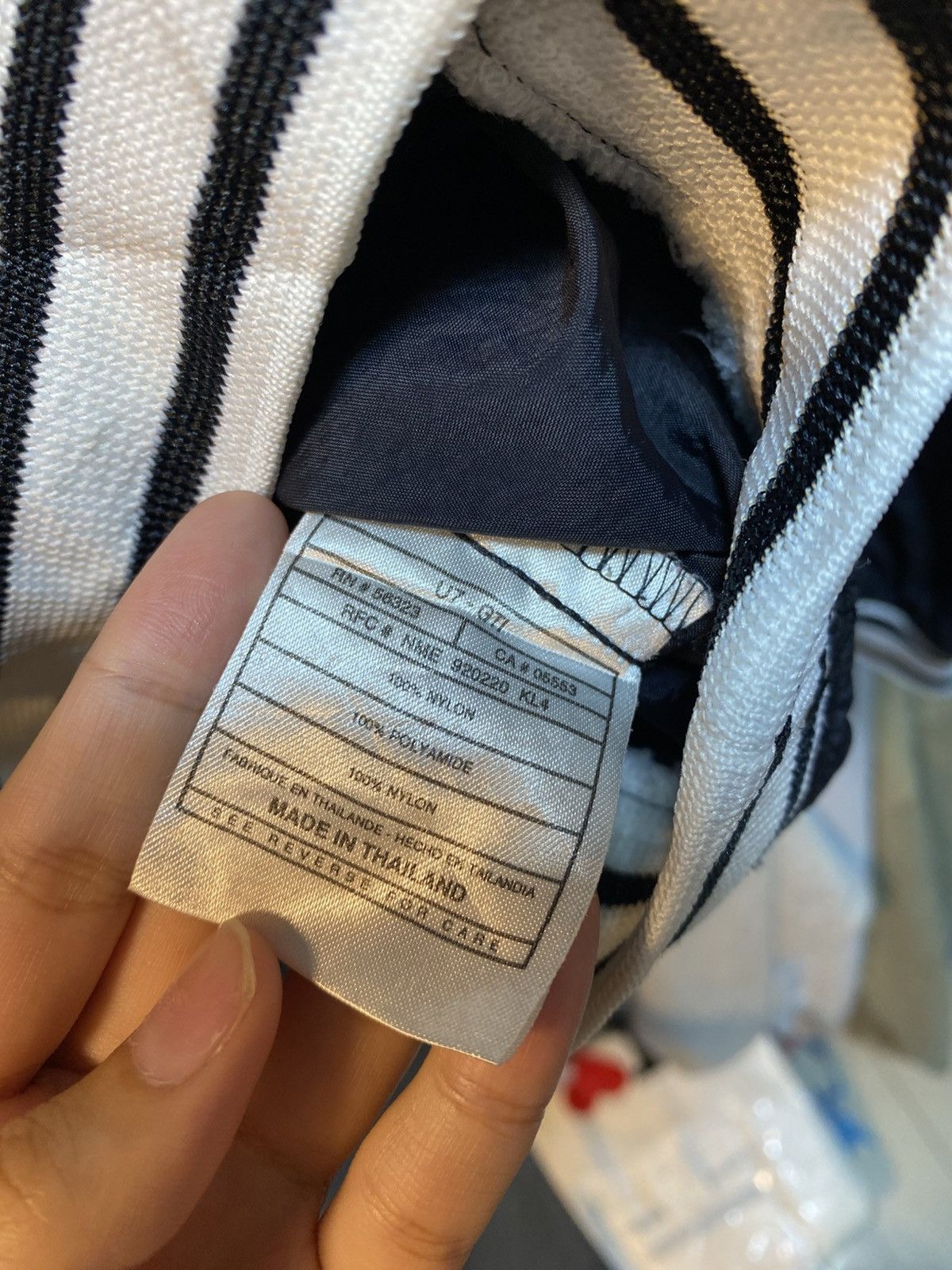 Nike Vintage Nike V- Neck Windbreaker Size US L / EU 52-54 / 3 - 7 Thumbnail