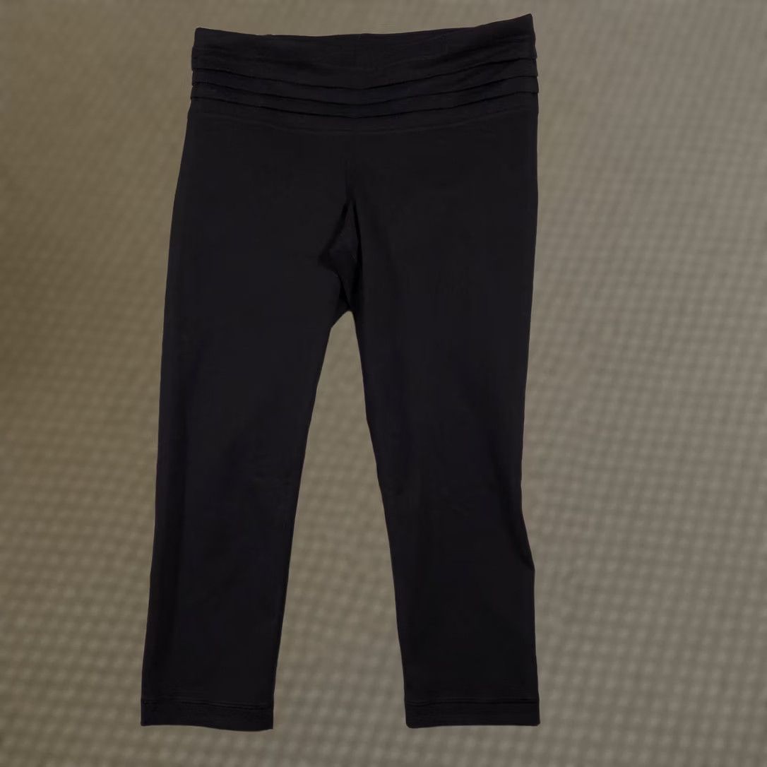 Under Armour Under Armour Leggings Womens Small AllSeason Gear Cropped Yoga Activewear Gym Black Capri Short Inseam 19in Womens/S Size 28" / US 6 / IT 42 - 1 Thumbnail