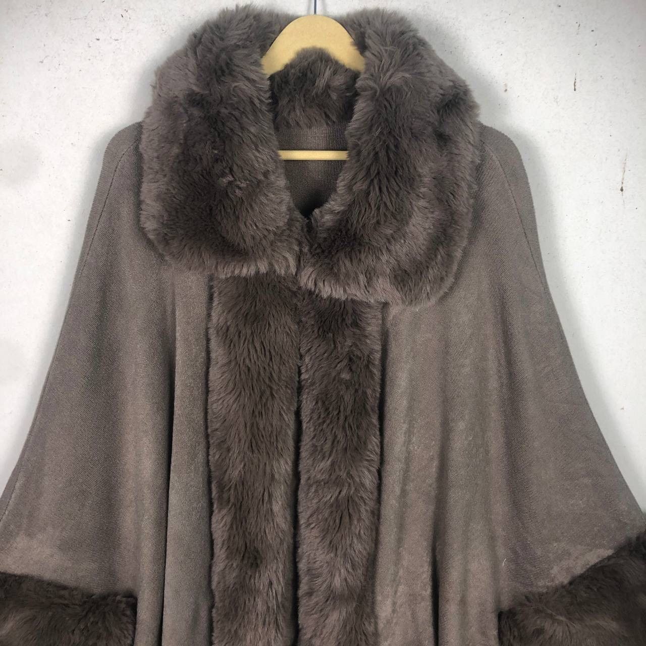Japanese Brand Vintage Faux Fur Trim Knit Cape Poncho Jacket OS⁠ Size US L / EU 52-54 / 3 - 3 Thumbnail