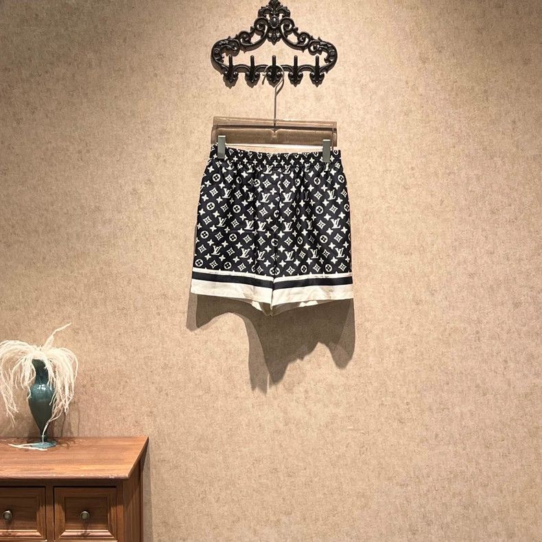 Louis Vuitton Louis Vuitton Black Mulberry Silk Print Shorts Size US 36 / EU 52 - 1 Thumbnail